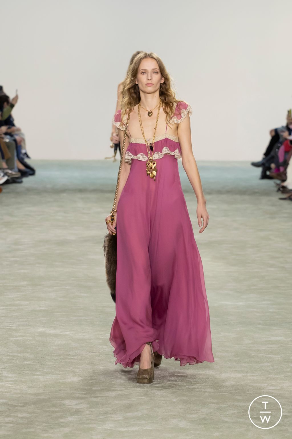 Fashion Week Paris Fall/Winter 2025 look 32 from the Chloé collection 女装