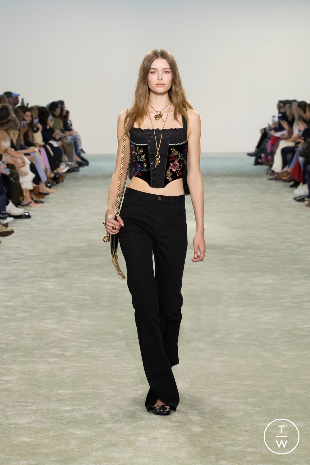 Fashion Week Paris Fall/Winter 2025 look 33 from the Chloé collection womenswear