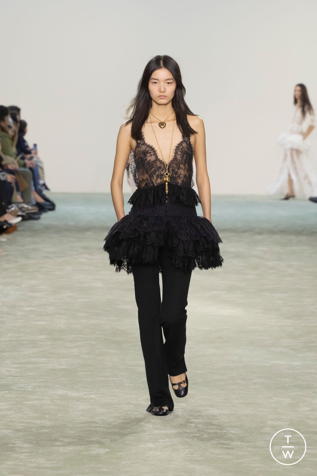 Fashion Week Paris Fall/Winter 2025 look 35 from the Chloé collection womenswear