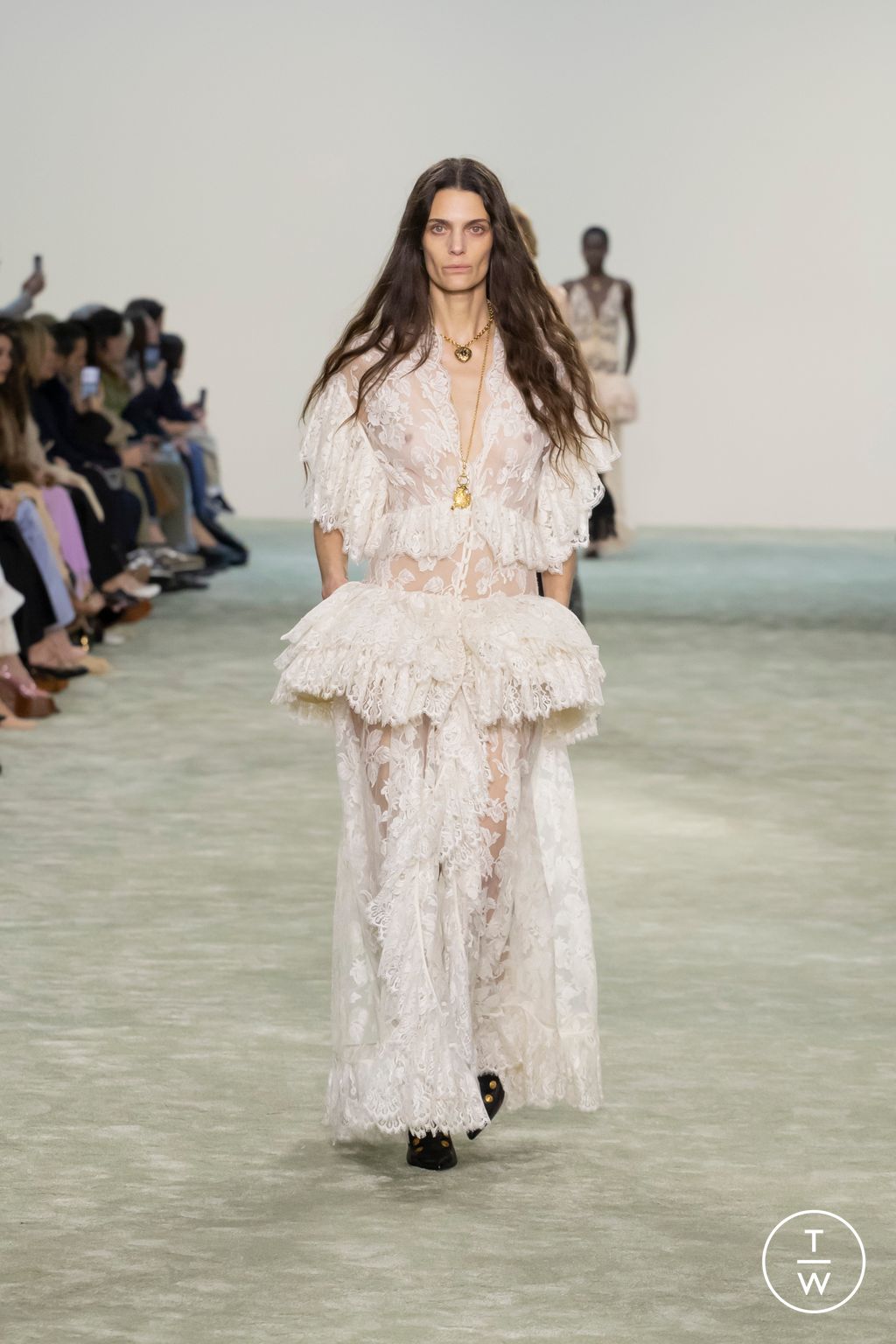 Fashion Week Paris Fall/Winter 2025 look 37 from the Chloé collection womenswear