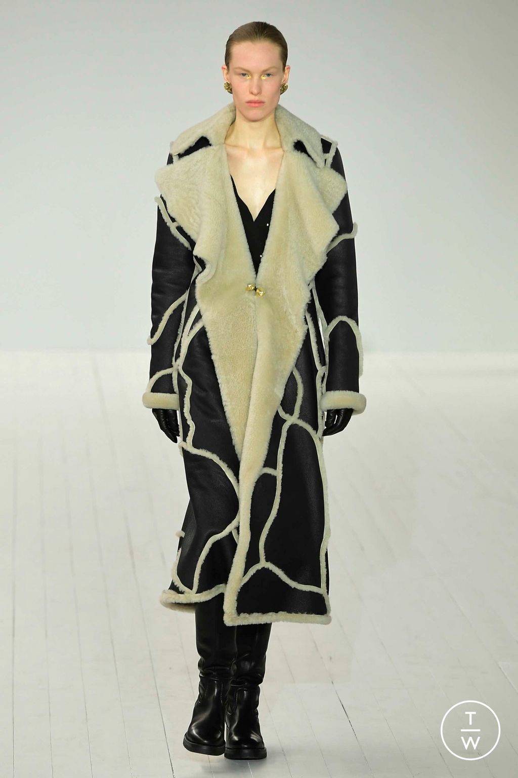 Fashion Week Paris Fall/Winter 2023 look 1 from the Chloé collection womenswear