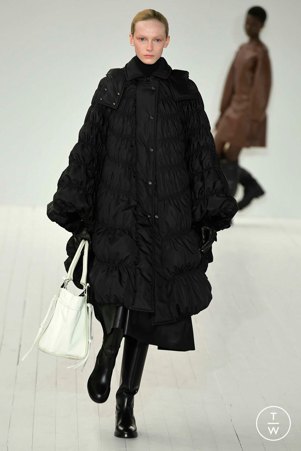 Fashion Week Paris Fall/Winter 2023 look 20 from the Chloé collection womenswear