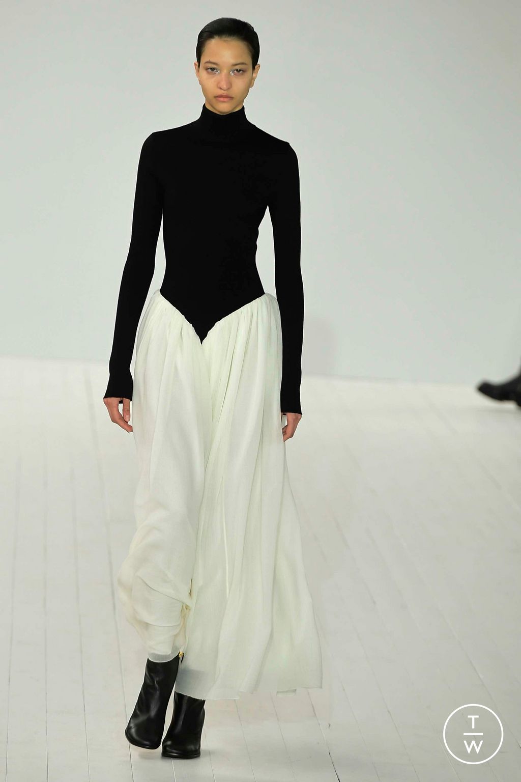 Fashion Week Paris Fall/Winter 2023 look 36 from the Chloé collection womenswear