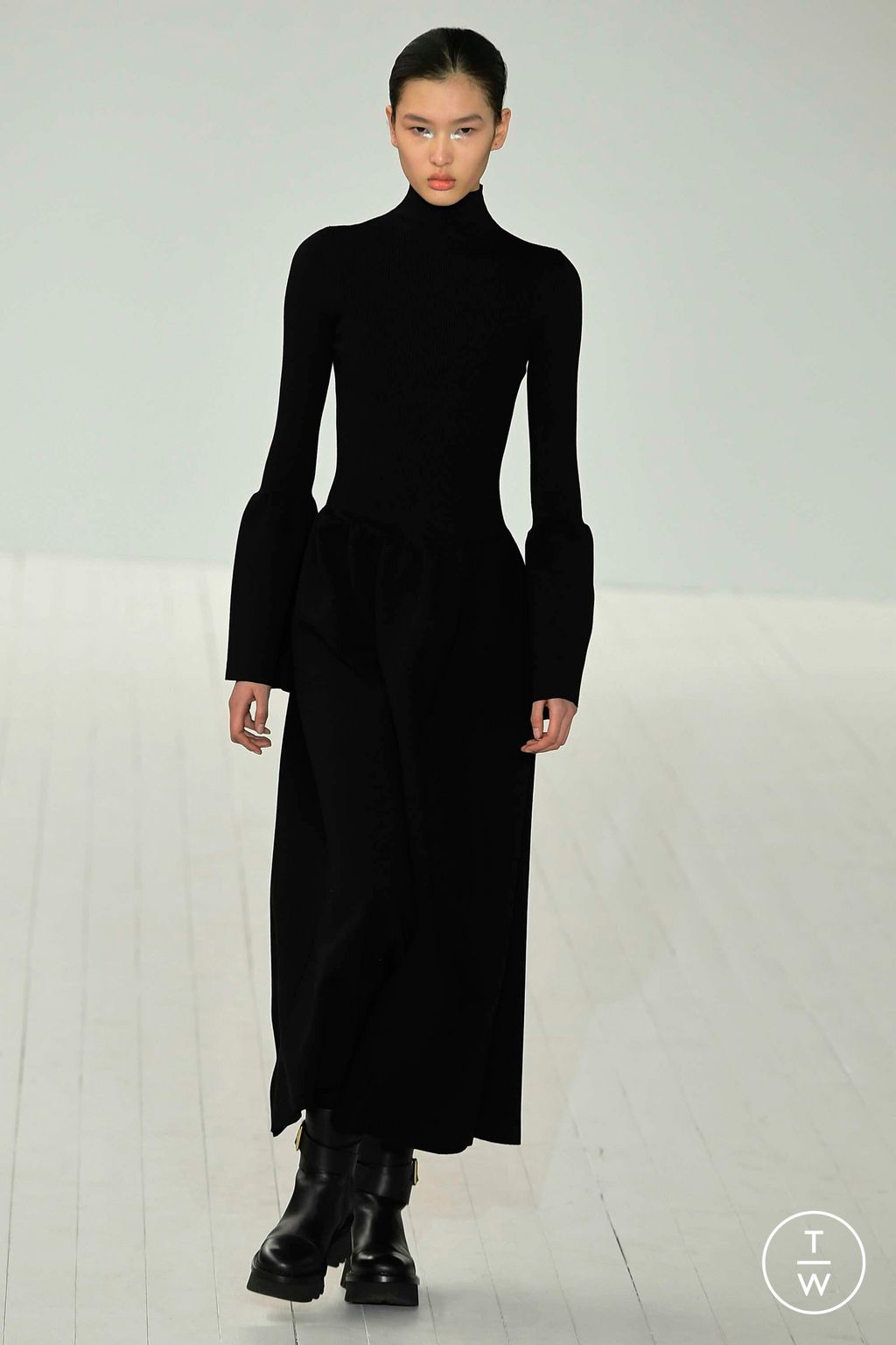 Fashion Week Paris Fall/Winter 2023 look 37 from the Chloé collection womenswear