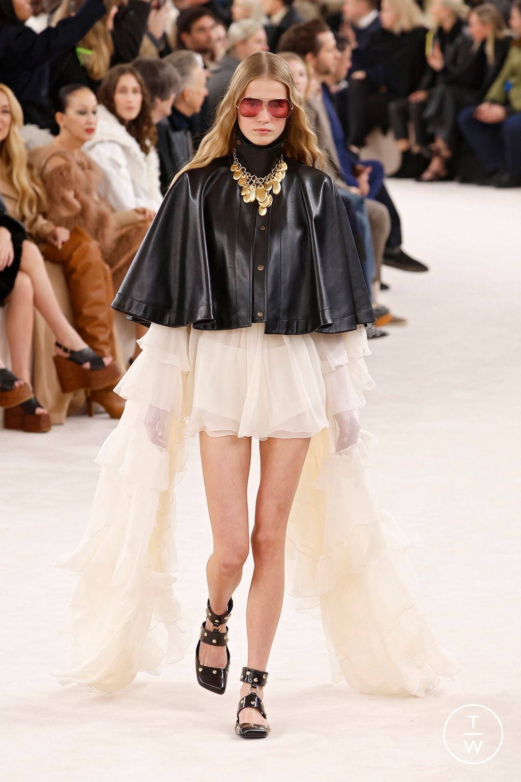 Fashion Week Paris Fall/Winter 2024 look 1 from the Chloé collection 女装