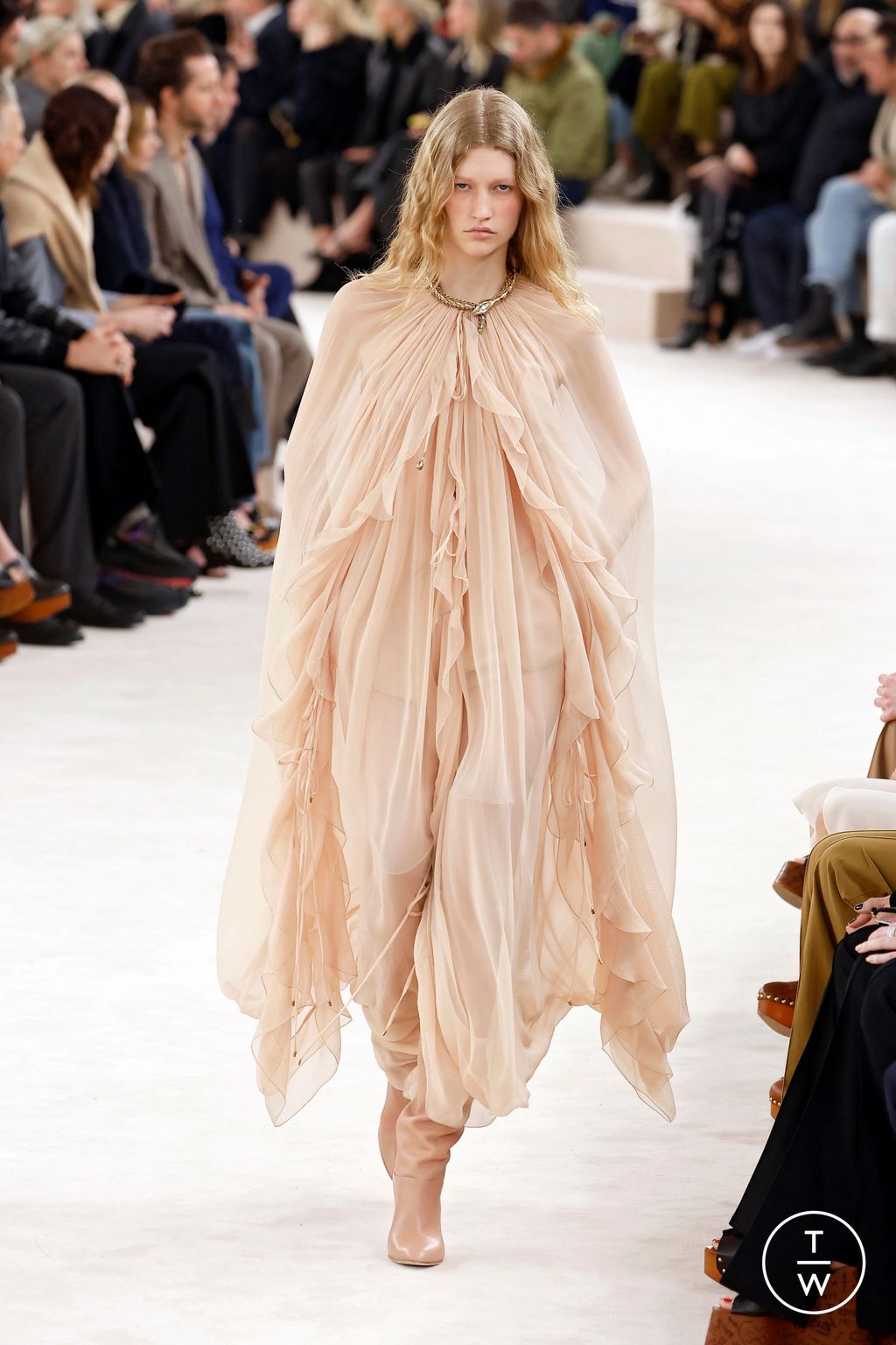 Fashion Week Paris Fall/Winter 2024 look 14 from the Chloé collection 女装