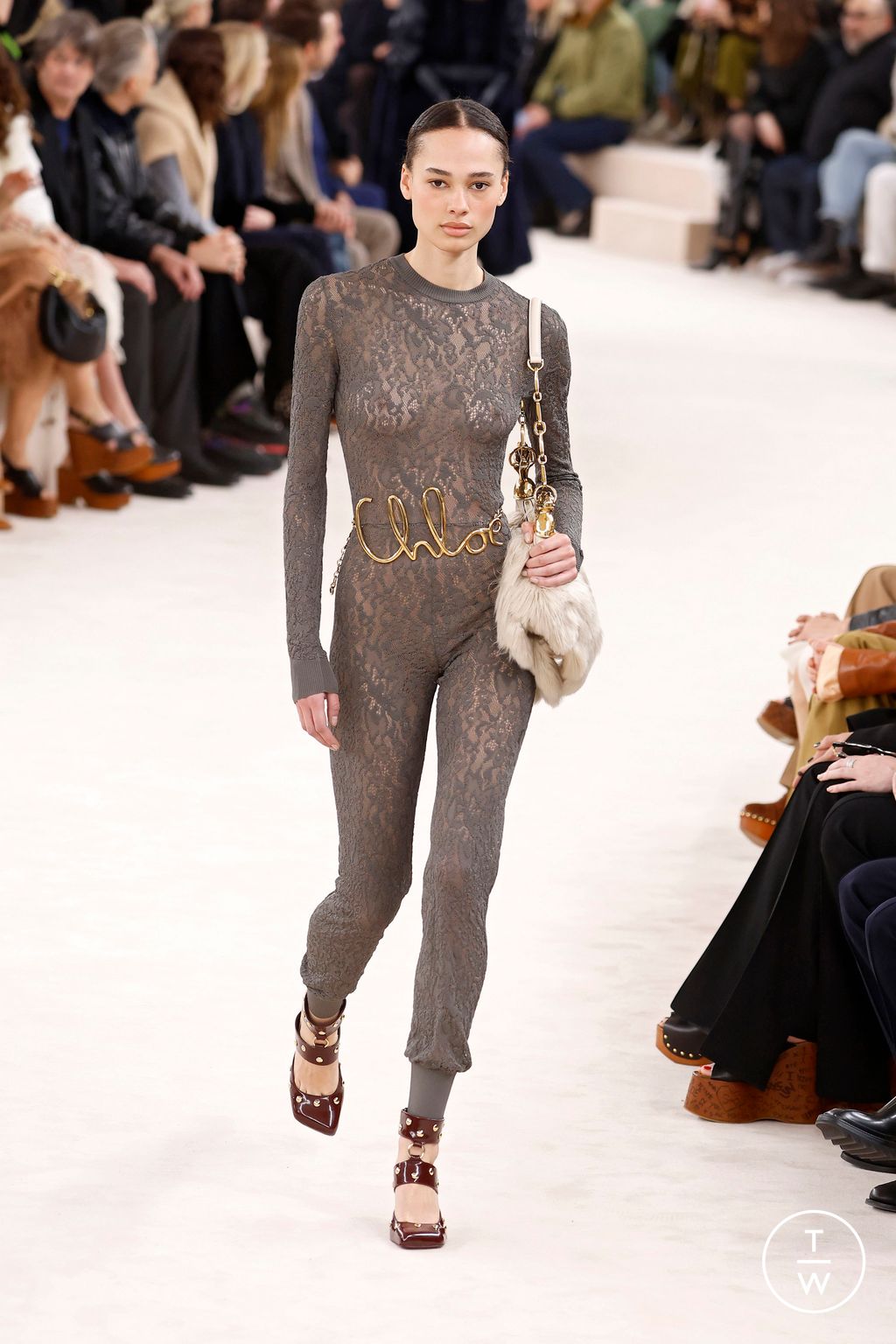Fashion Week Paris Fall/Winter 2024 look 25 from the Chloé collection womenswear