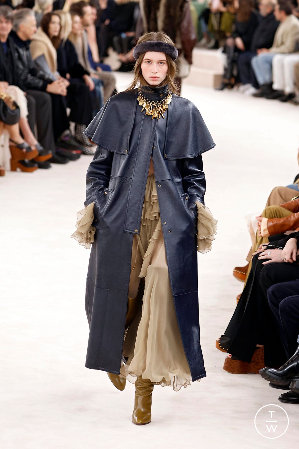 Fashion Week Paris Fall/Winter 2024 look 38 from the Chloé collection womenswear