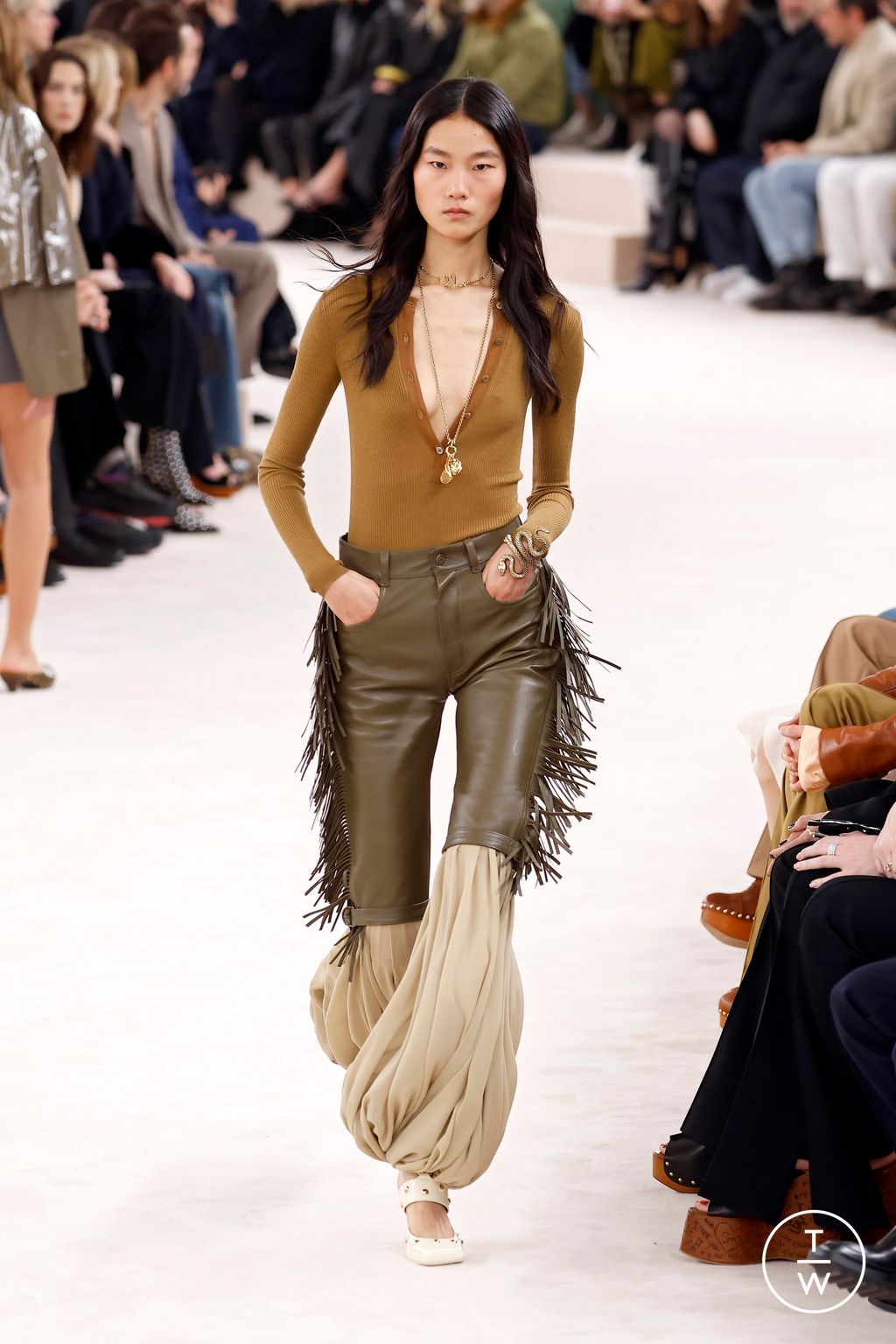 Fashion Week Paris Fall/Winter 2024 look 42 from the Chloé collection 女装