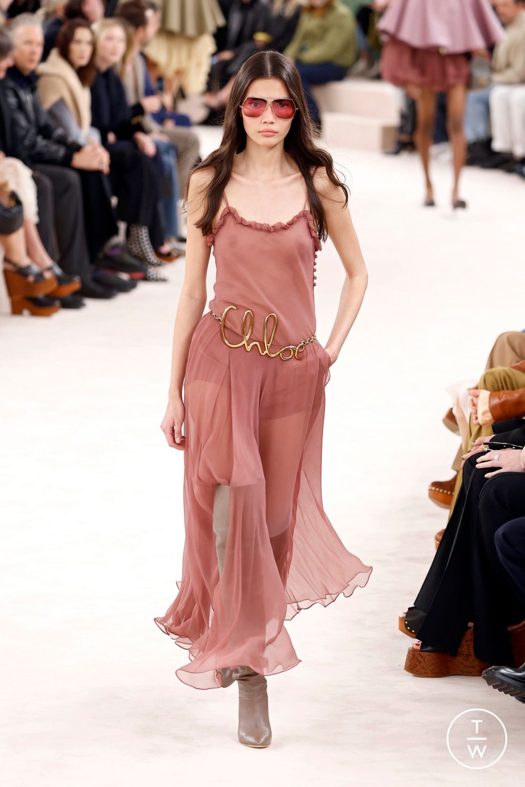 Fashion Week Paris Fall/Winter 2024 look 46 from the Chloé collection 女装
