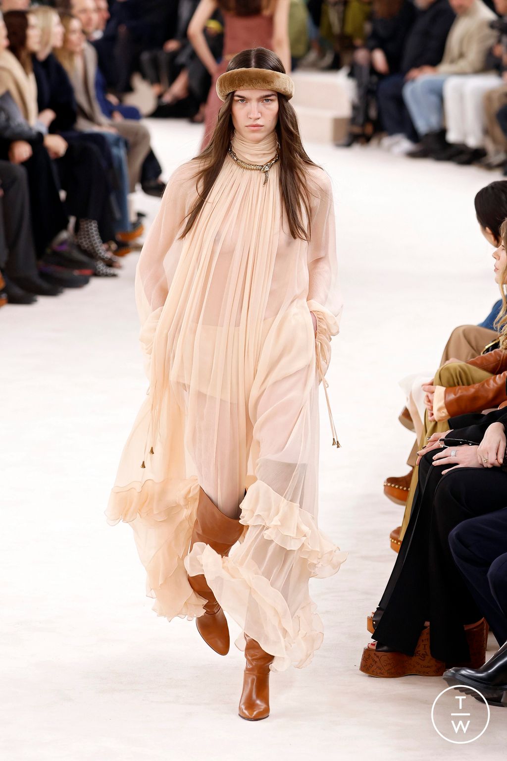 Fashion Week Paris Fall/Winter 2024 look 50 from the Chloé collection womenswear