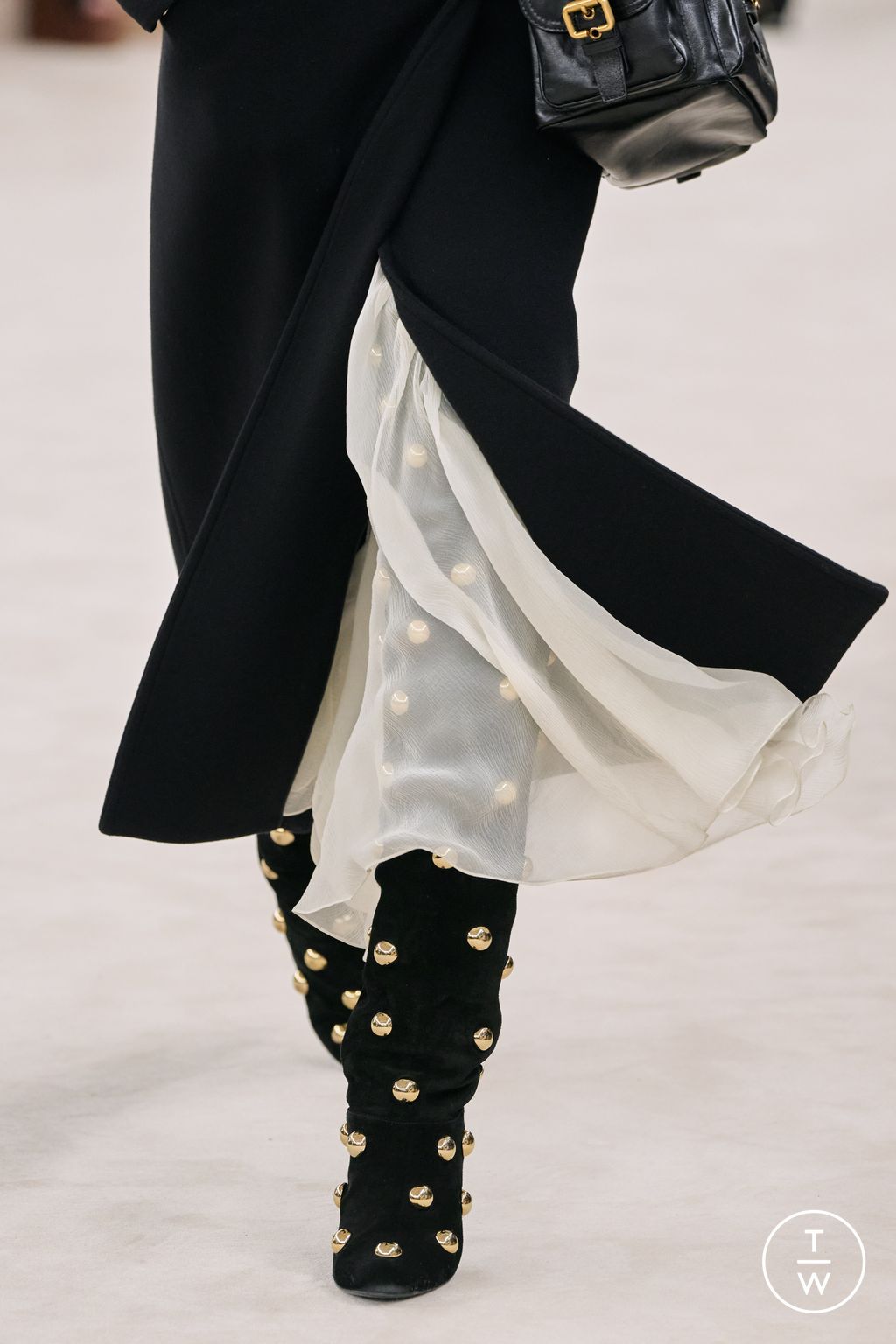Fashion Week Paris Fall/Winter 2024 look 19 from the Chloé collection womenswear accessories