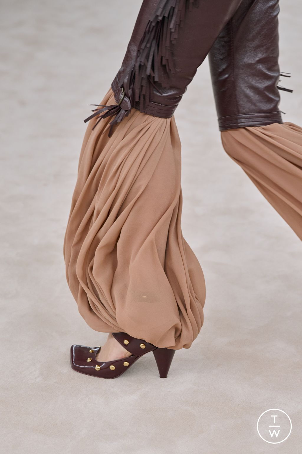Fashion Week Paris Fall/Winter 2024 look 20 from the Chloé collection womenswear accessories