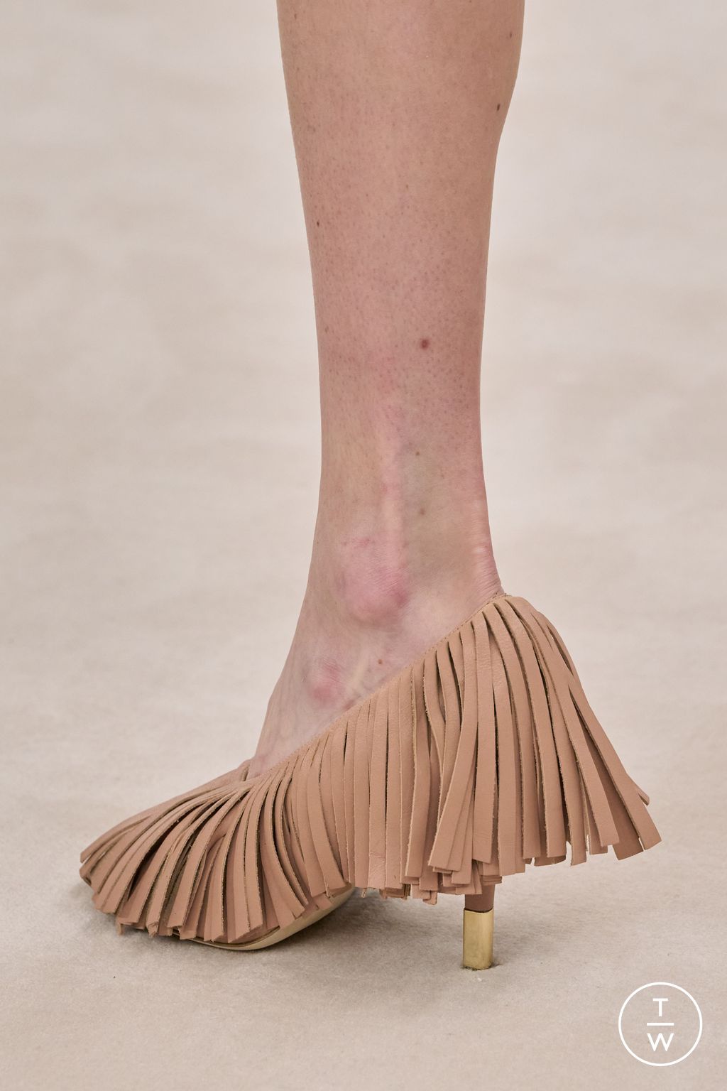 Fashion Week Paris Fall/Winter 2024 look 21 from the Chloé collection womenswear accessories