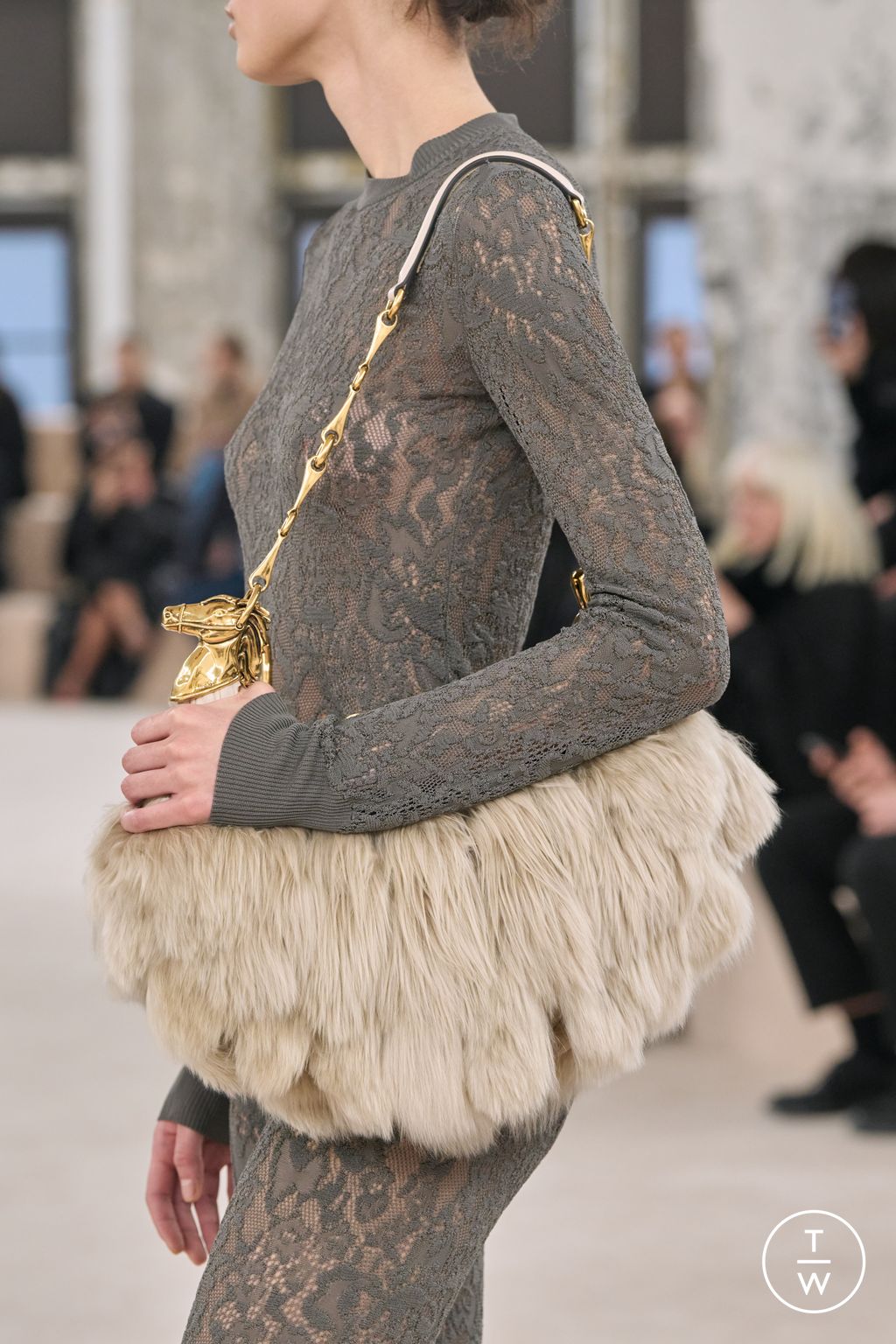 Fashion Week Paris Fall/Winter 2024 look 9 de la collection Chloé womenswear accessories