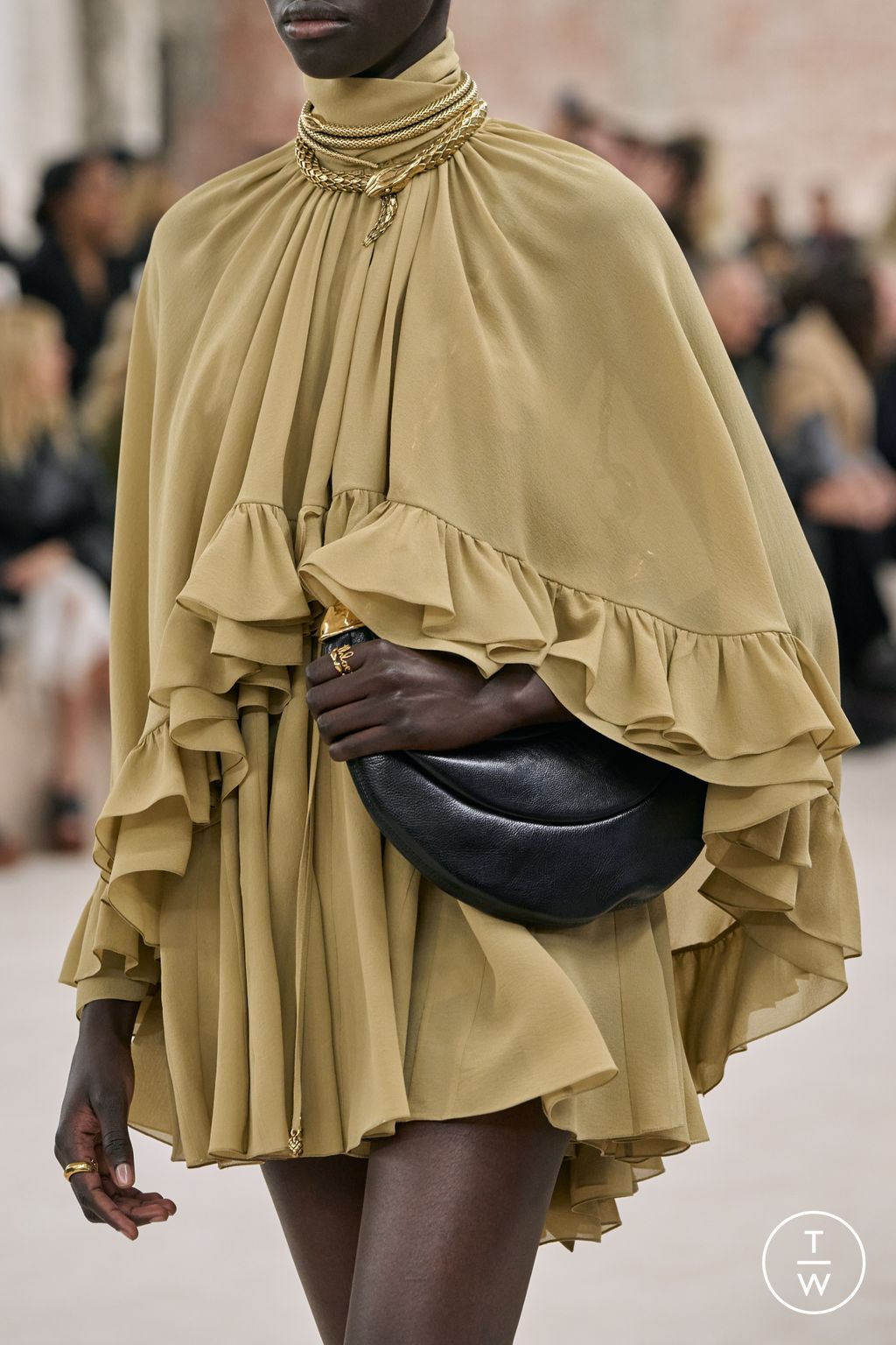 Fashion Week Paris Fall/Winter 2024 look 11 from the Chloé collection 女装配饰