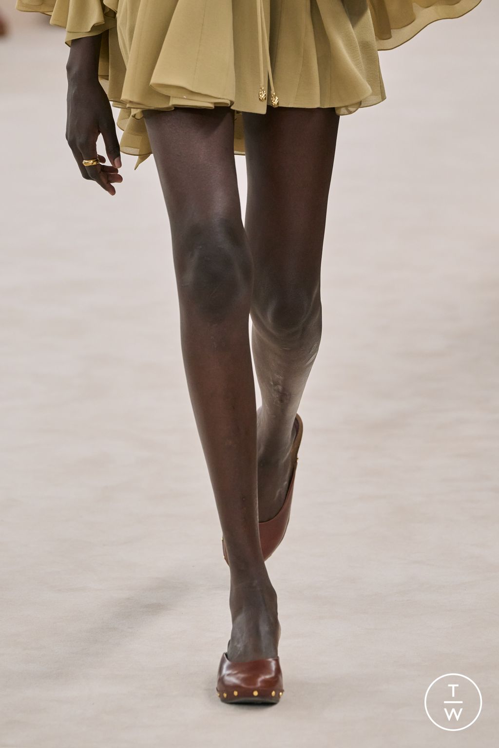 Fashion Week Paris Fall/Winter 2024 look 22 from the Chloé collection 女装配饰