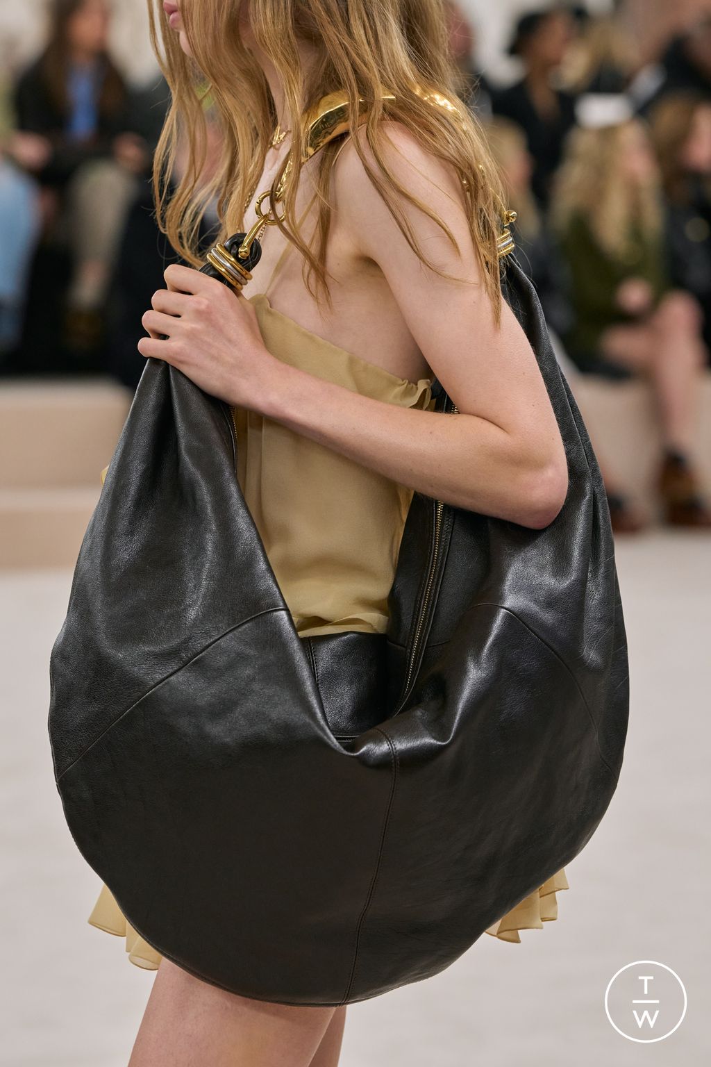 Fashion Week Paris Fall/Winter 2024 look 15 de la collection Chloé womenswear accessories
