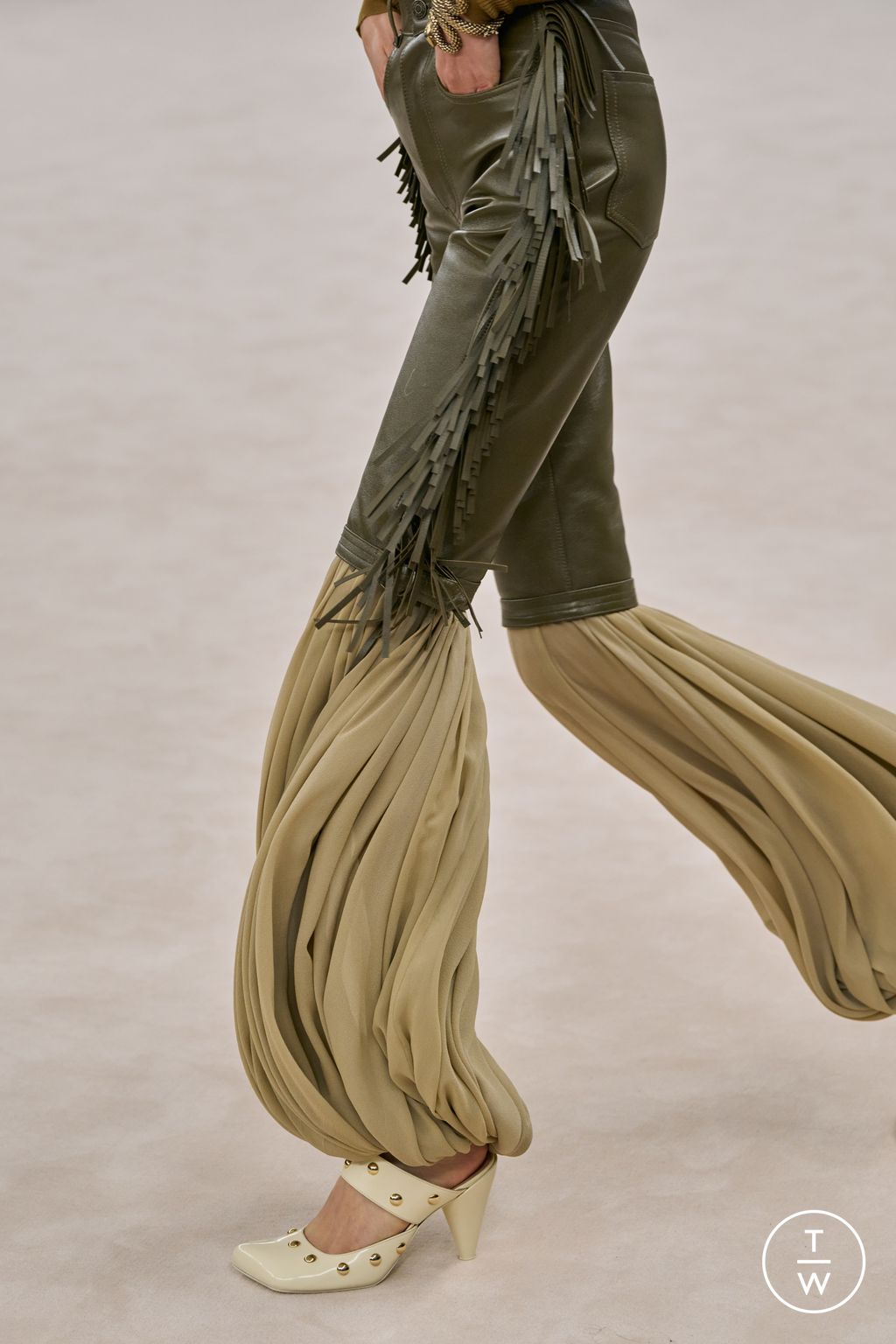 Fashion Week Paris Fall/Winter 2024 look 28 from the Chloé collection womenswear accessories