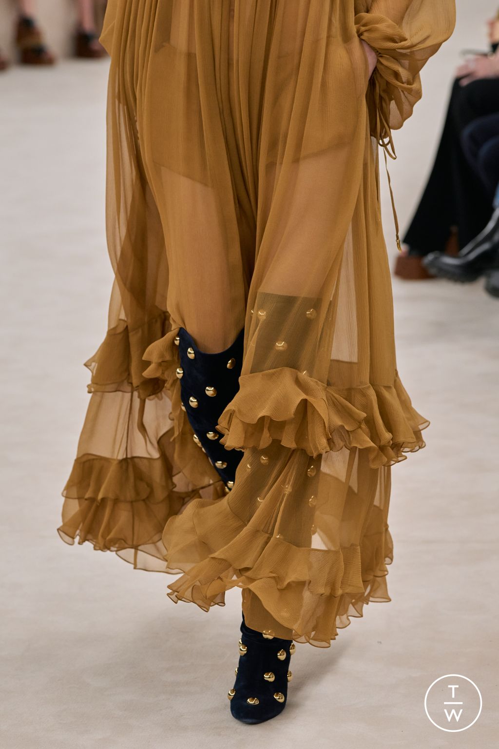Fashion Week Paris Fall/Winter 2024 look 30 from the Chloé collection womenswear accessories