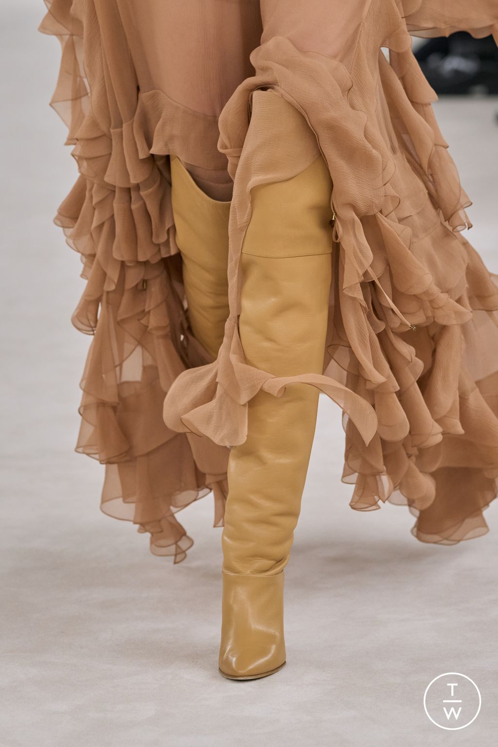 Fashion Week Paris Fall/Winter 2024 look 33 from the Chloé collection 女装配饰