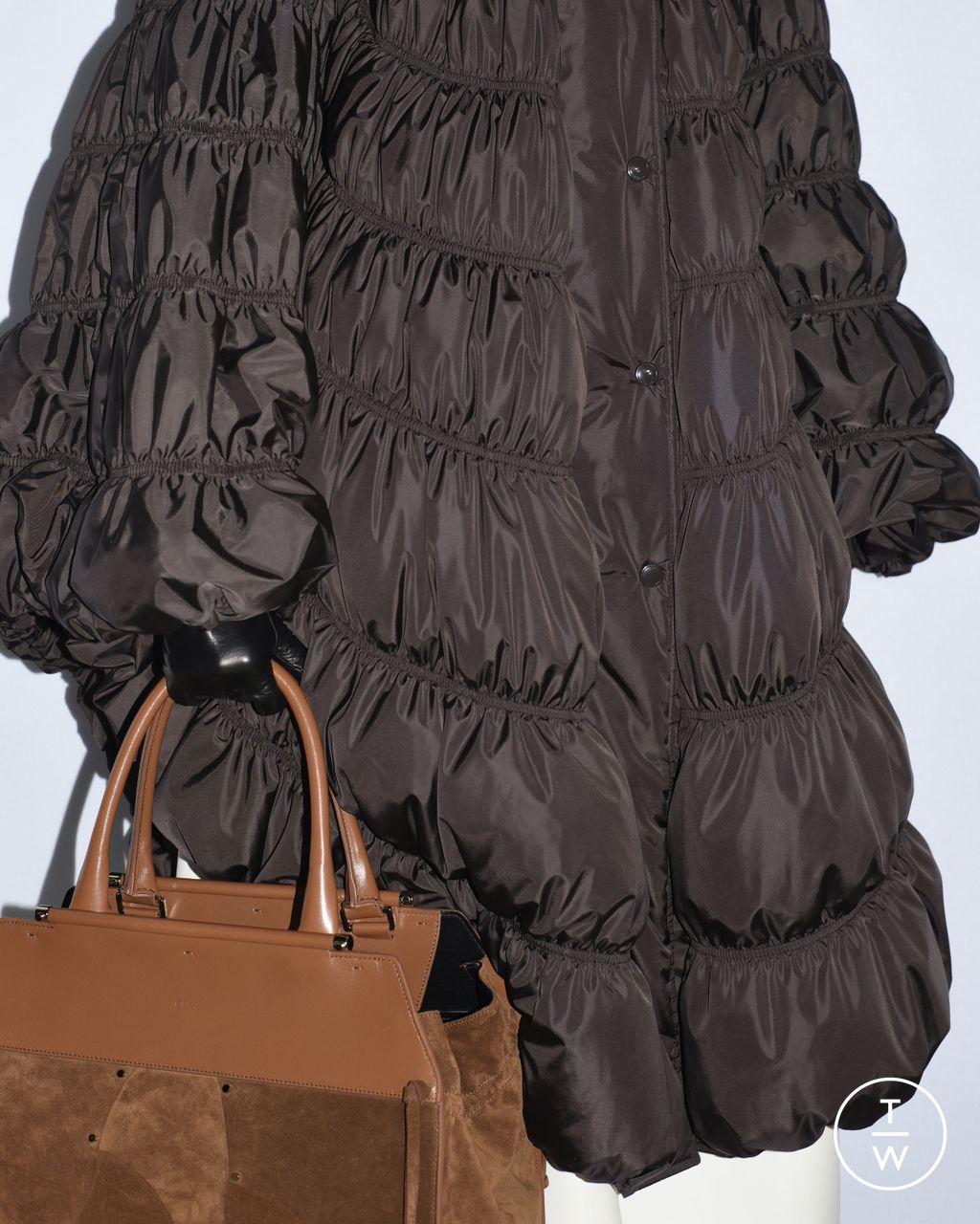 Fashion Week Paris Fall/Winter 2023 look 15 from the Chloé collection womenswear accessories