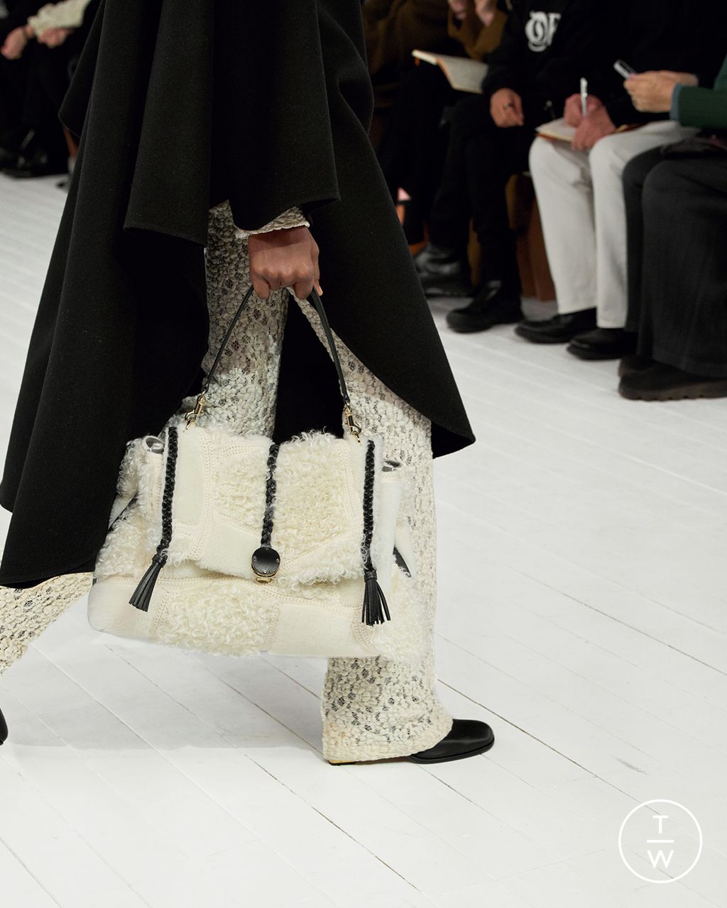 Fashion Week Paris Fall/Winter 2023 look 10 from the Chloé collection womenswear accessories