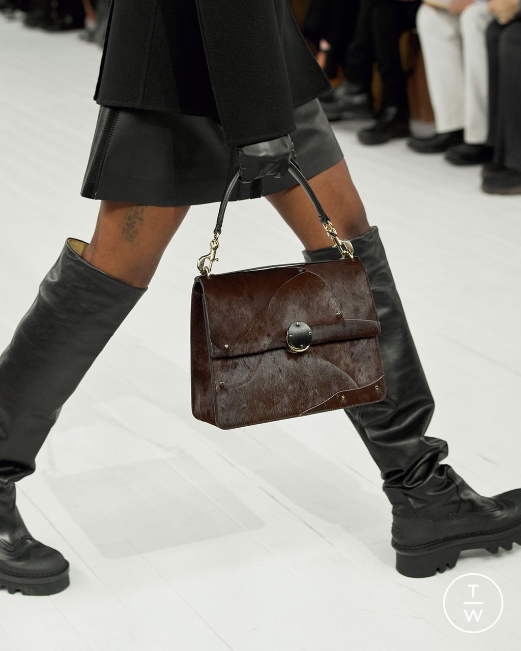 Fashion Week Paris Fall/Winter 2023 look 11 from the Chloé collection womenswear accessories