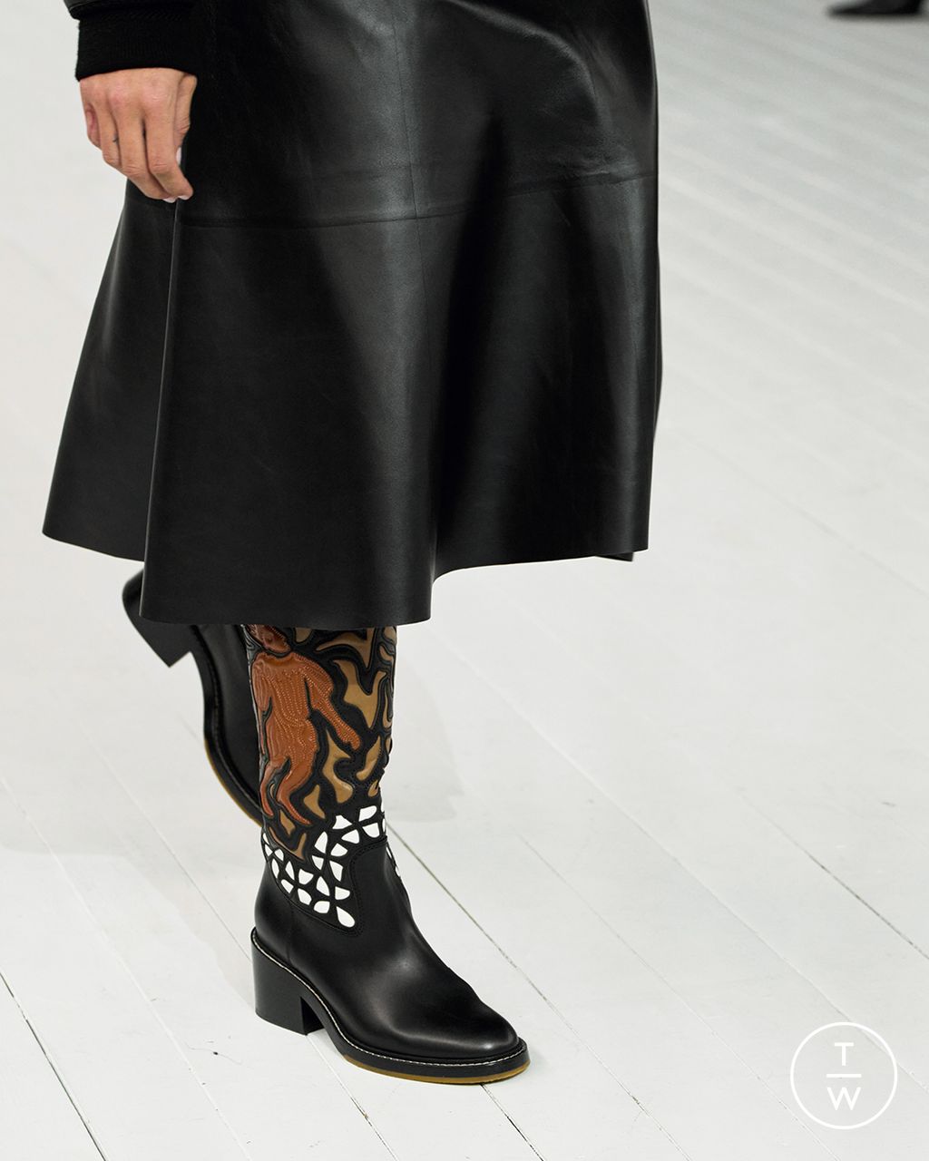 Fashion Week Paris Fall/Winter 2023 look 2 de la collection Chloé womenswear accessories