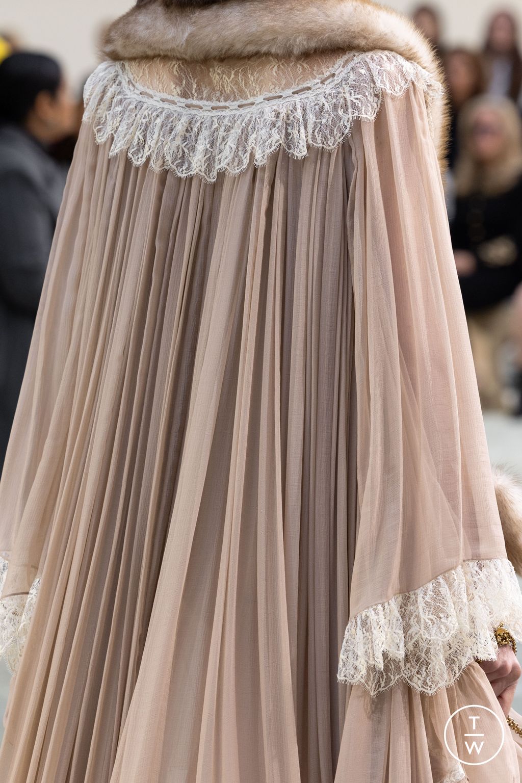 Fashion Week Paris Fall/Winter 2025 look 11 from the Chloé collection womenswear accessories