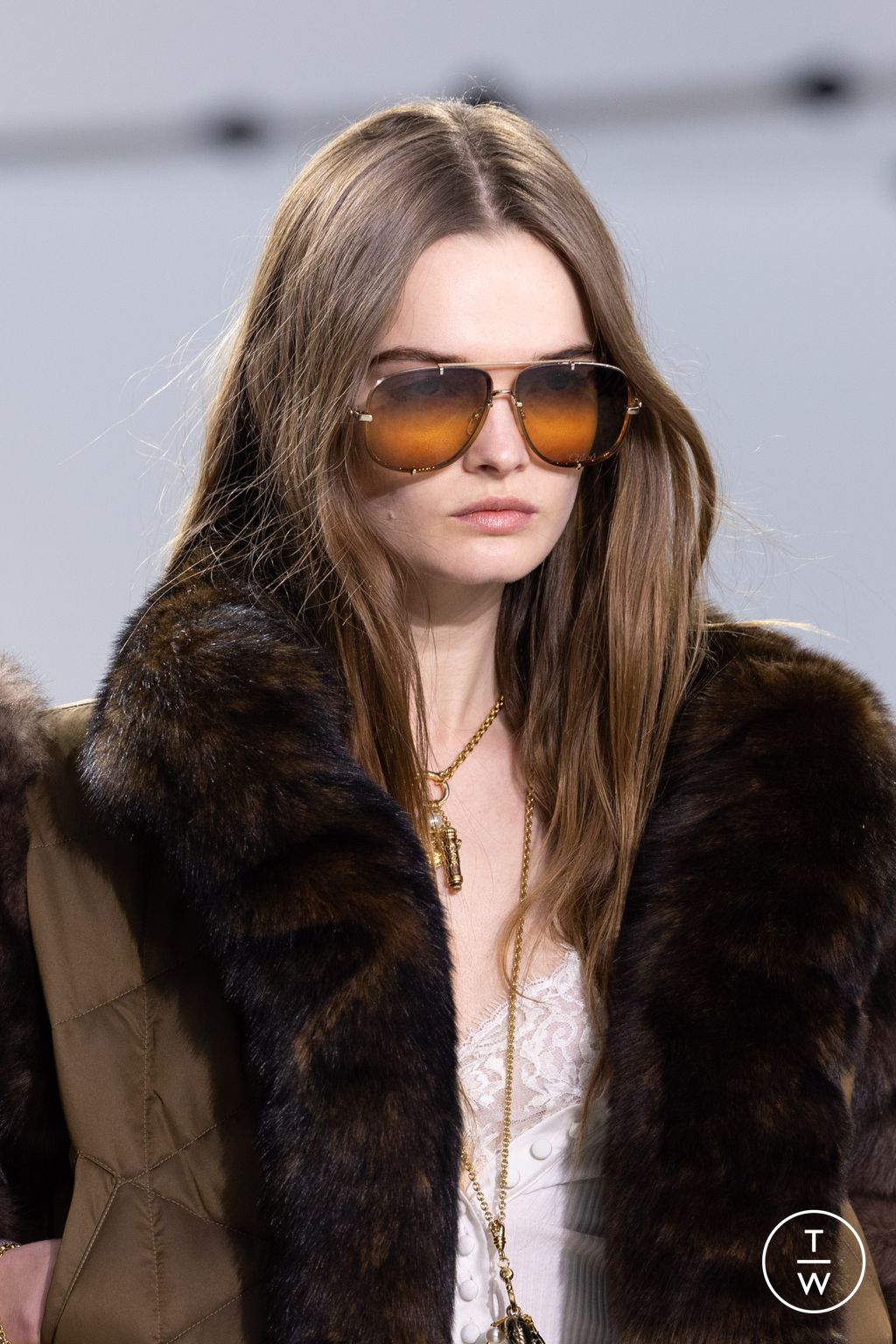 Fashion Week Paris Fall/Winter 2025 look 15 from the Chloé collection womenswear accessories