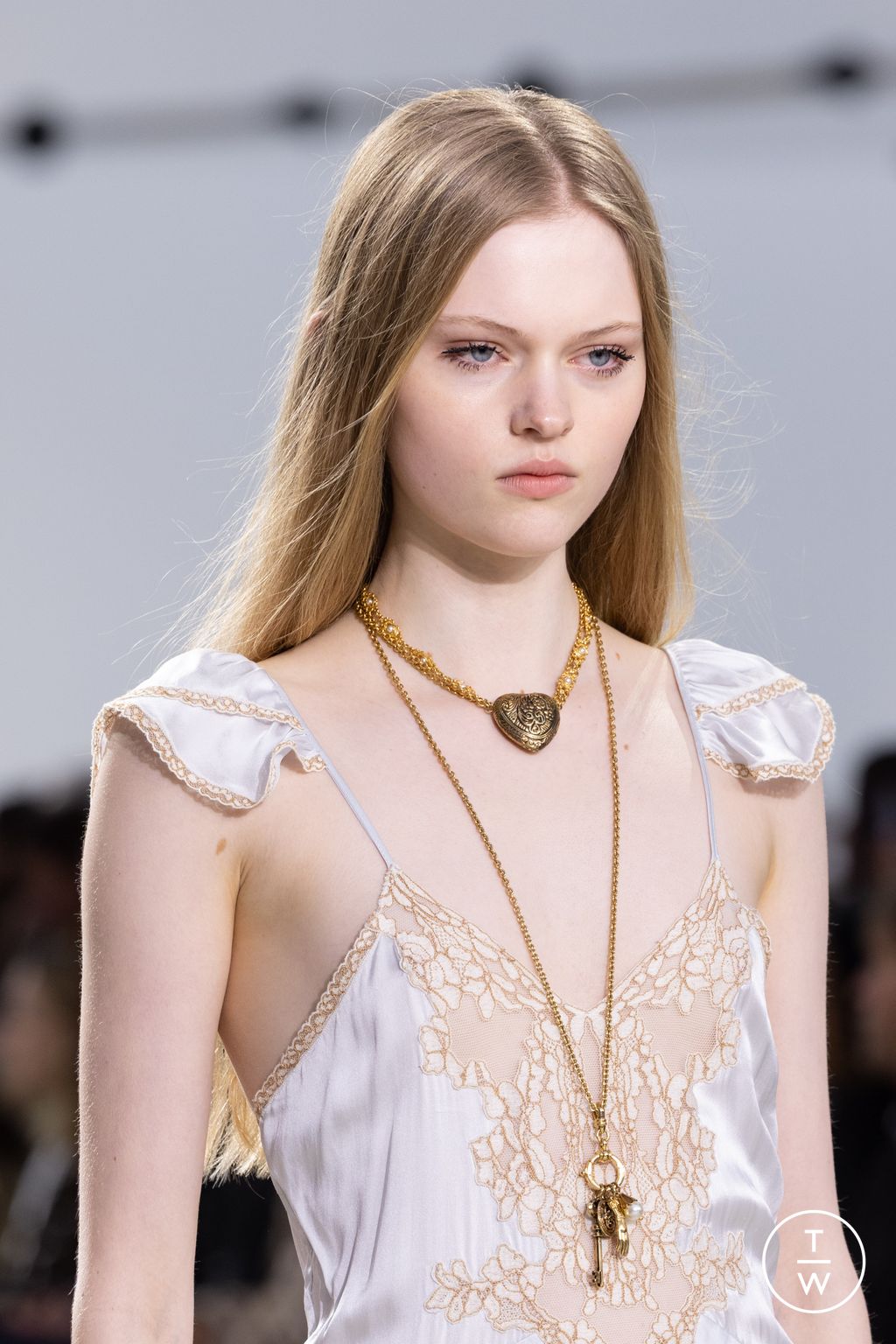 Fashion Week Paris Fall/Winter 2025 look 16 from the Chloé collection womenswear accessories