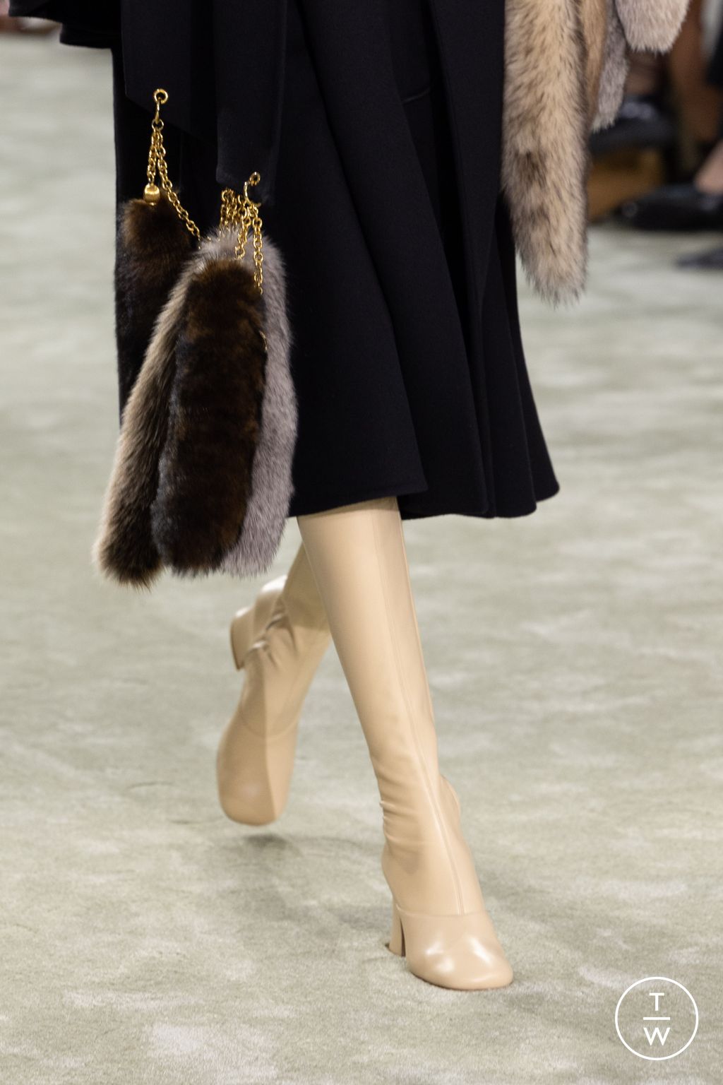 Fashion Week Paris Fall/Winter 2025 look 20 from the Chloé collection womenswear accessories