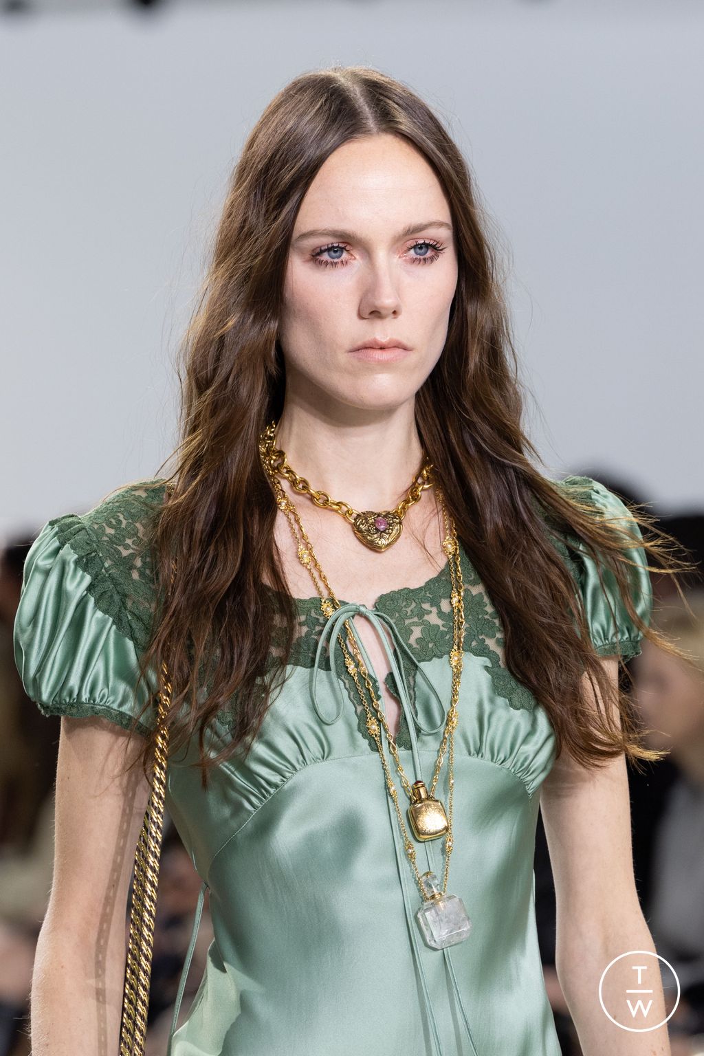 Fashion Week Paris Fall/Winter 2025 look 23 from the Chloé collection womenswear accessories