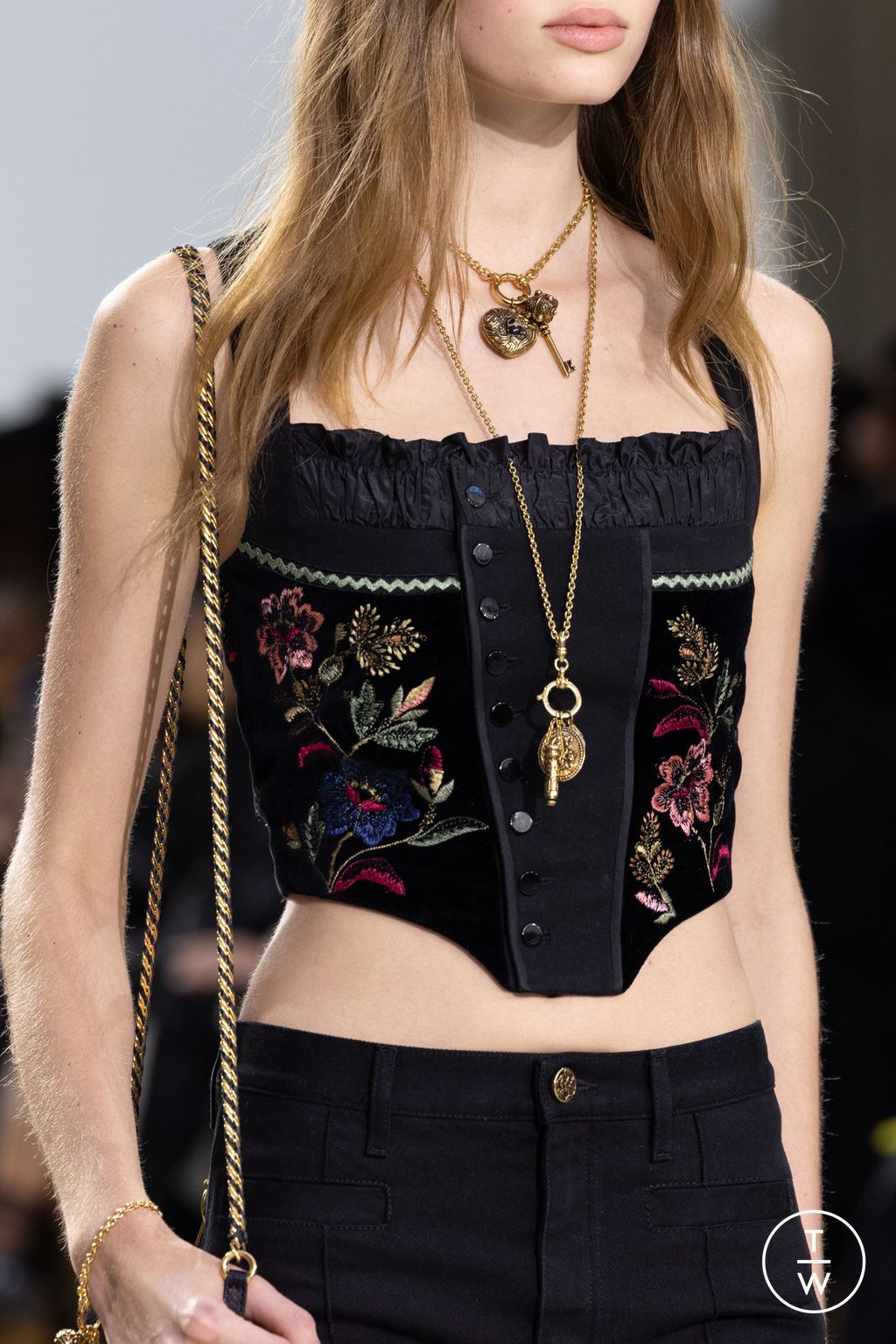 Fashion Week Paris Fall/Winter 2025 look 25 from the Chloé collection womenswear accessories