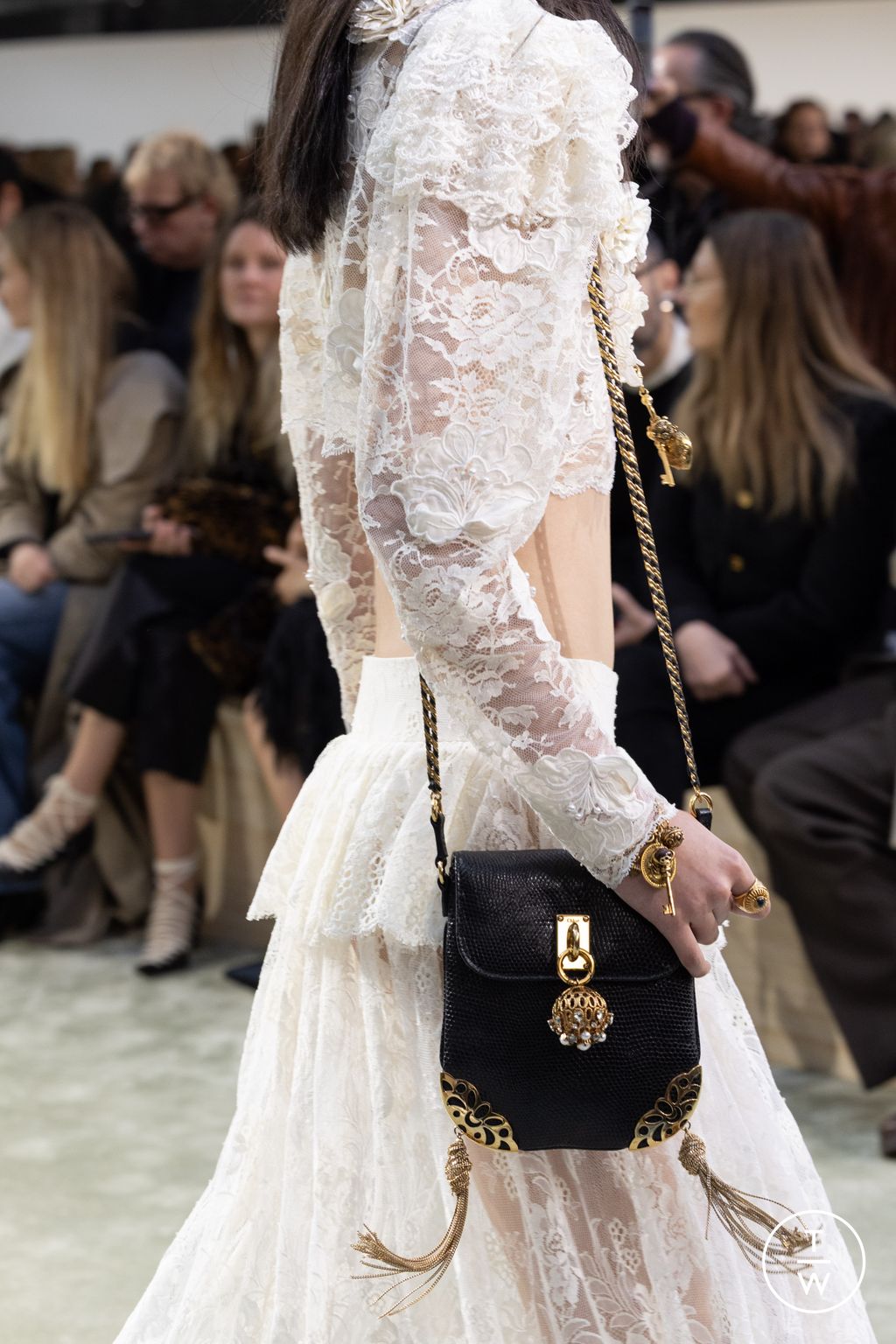 Fashion Week Paris Fall/Winter 2025 look 28 from the Chloé collection womenswear accessories
