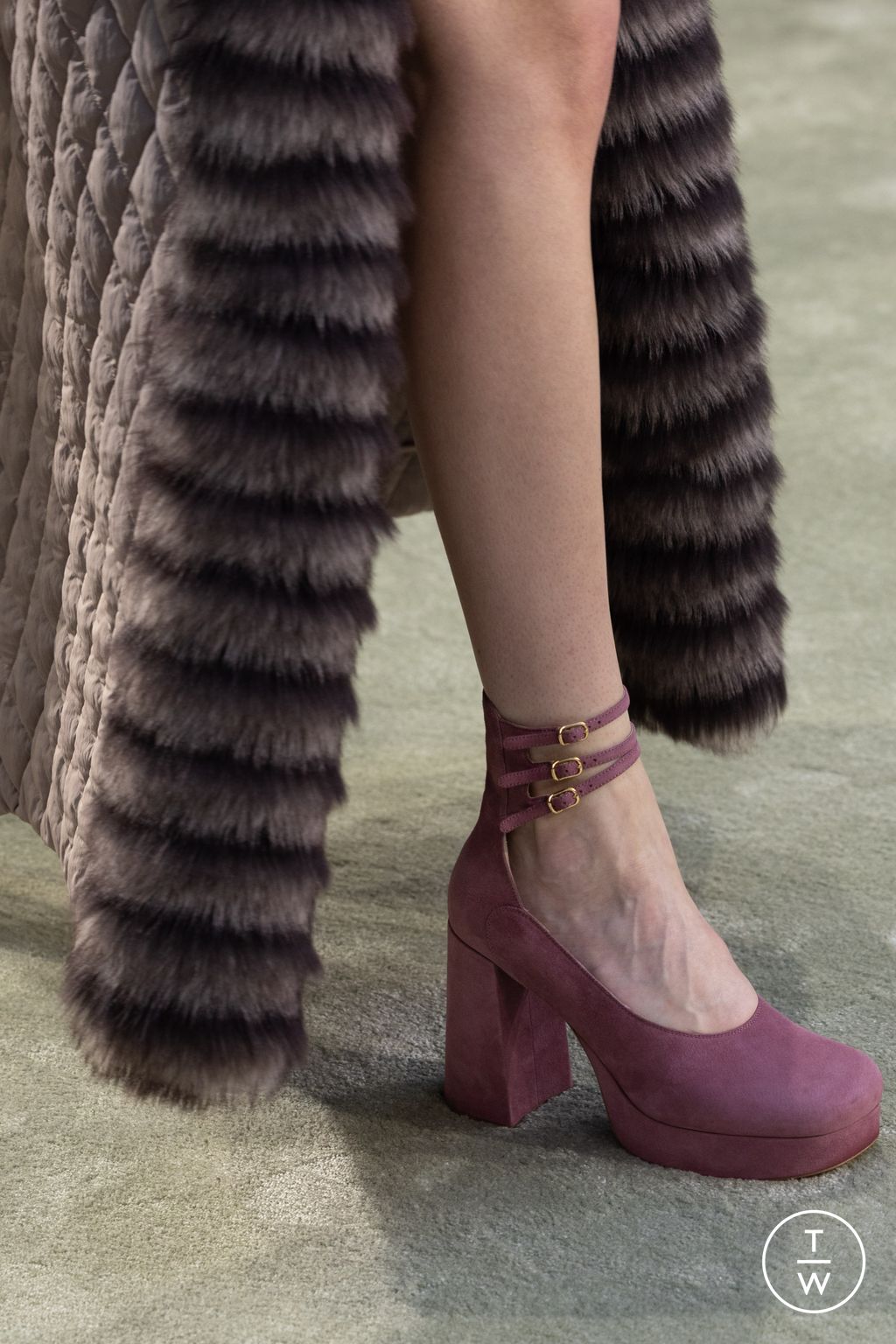 Fashion Week Paris Fall/Winter 2025 look 41 from the Chloé collection womenswear accessories