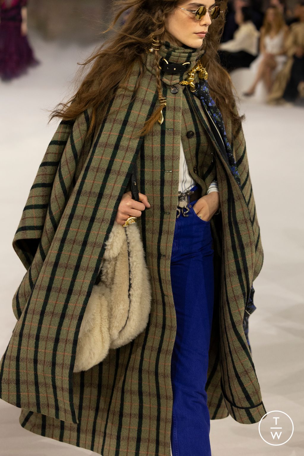 Fashion Week Paris Fall/Winter 2026 look 22 from the Chloé collection womenswear accessories