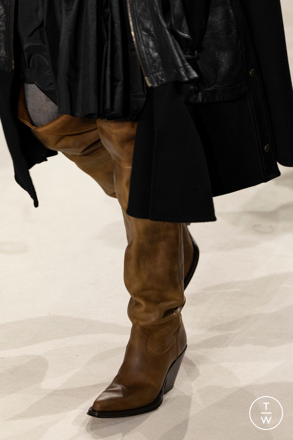 Fashion Week Paris Fall/Winter 2026 look 60 from the Chloé collection womenswear accessories