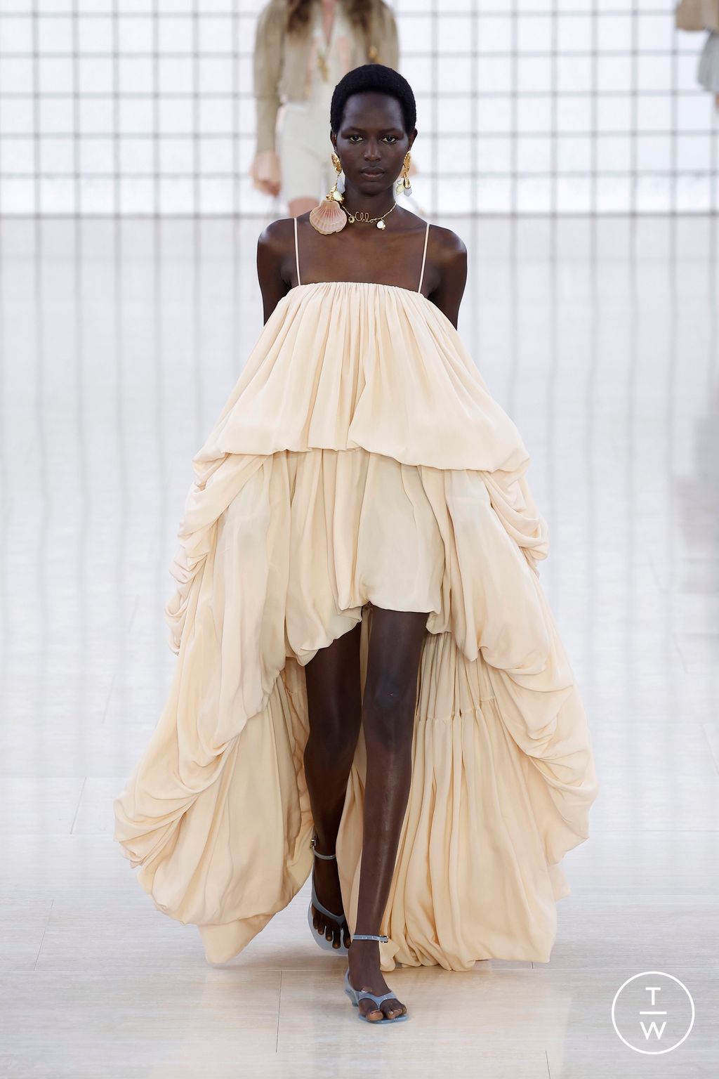 Fashion Week Paris Spring-Summer 2025 look 37 from the Chloé collection womenswear