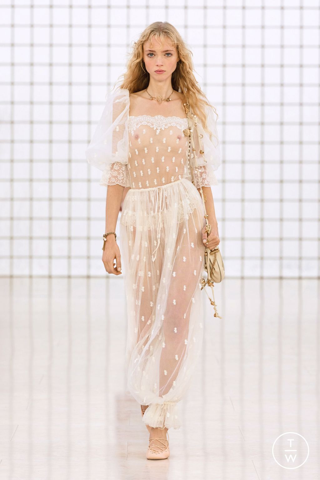 Fashion Week Paris Spring-Summer 2025 look 1 from the Chloé collection womenswear