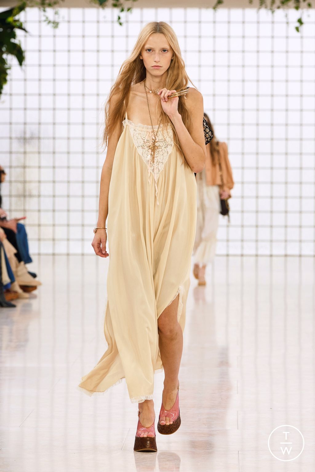 Fashion Week Paris Spring/Summer 2025 look 12 from the Chloé collection womenswear