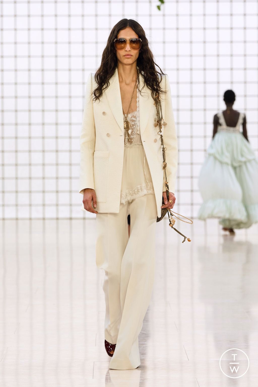 Fashion Week Paris Spring/Summer 2025 look 19 from the Chloé collection womenswear