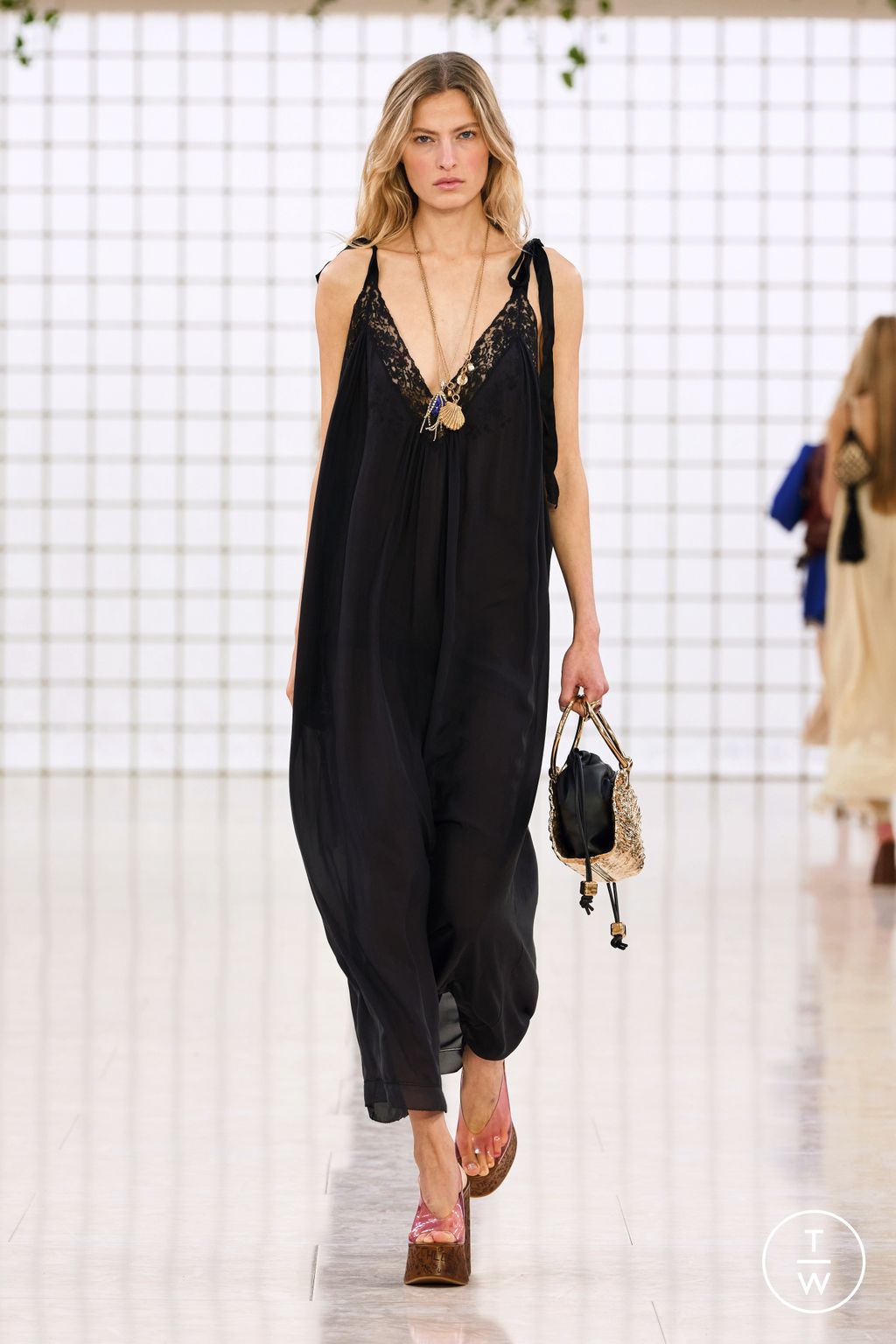 Fashion Week Paris Spring/Summer 2025 look 20 from the Chloé collection womenswear