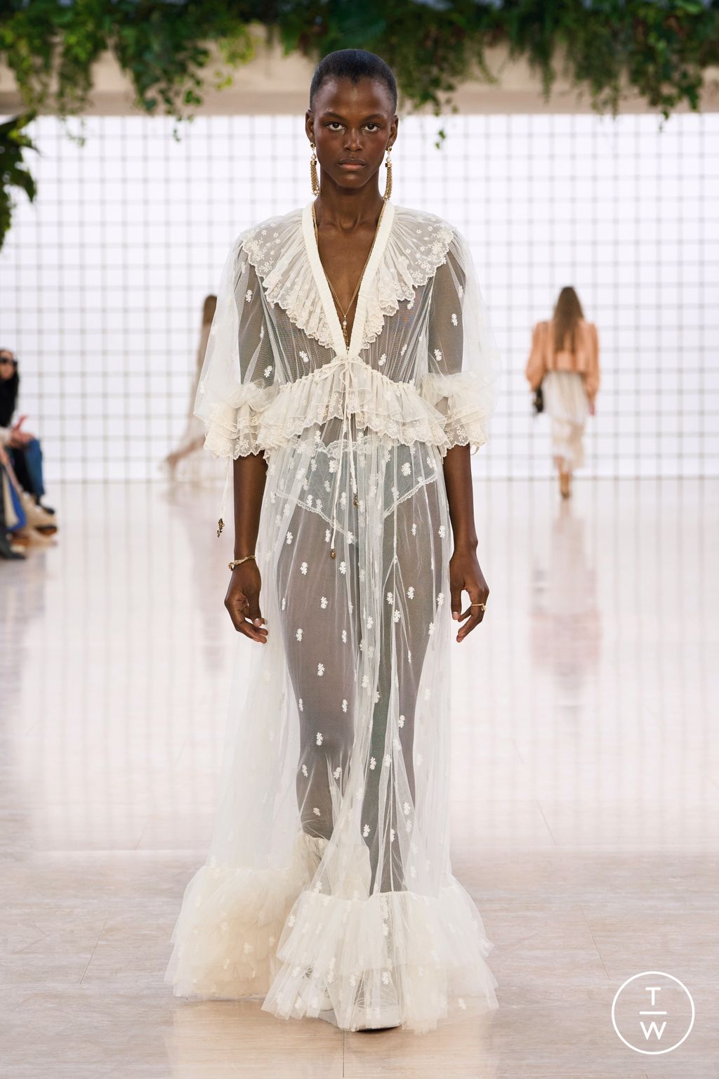 Fashion Week Paris Spring/Summer 2025 look 22 from the Chloé collection womenswear