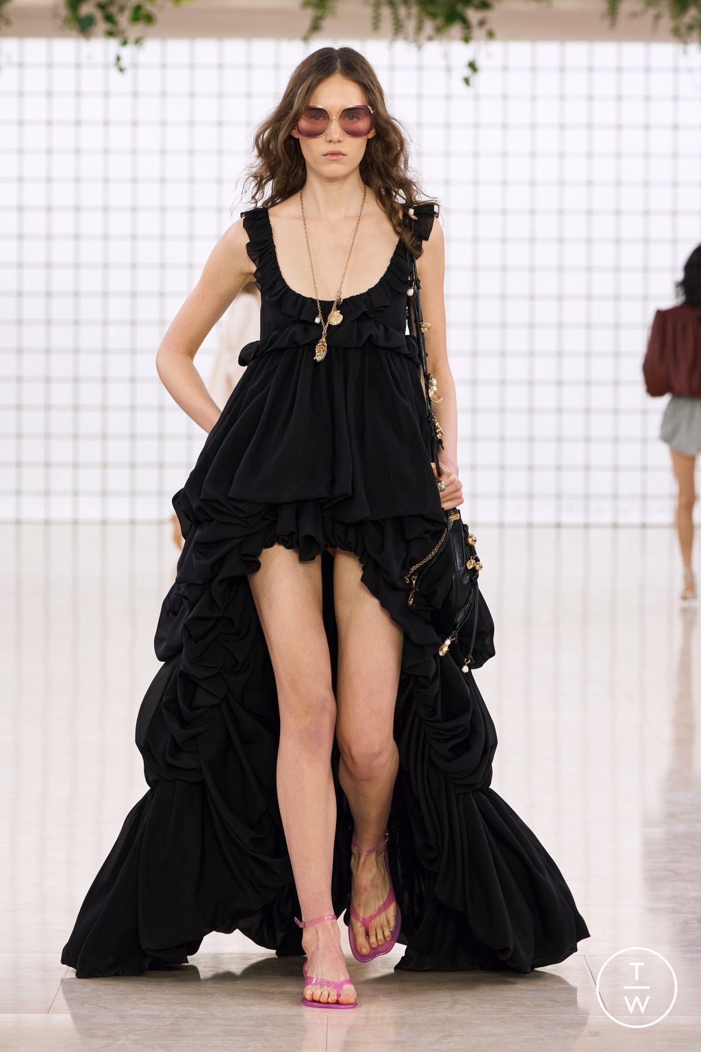 Fashion Week Paris Spring/Summer 2025 look 34 from the Chloé collection womenswear