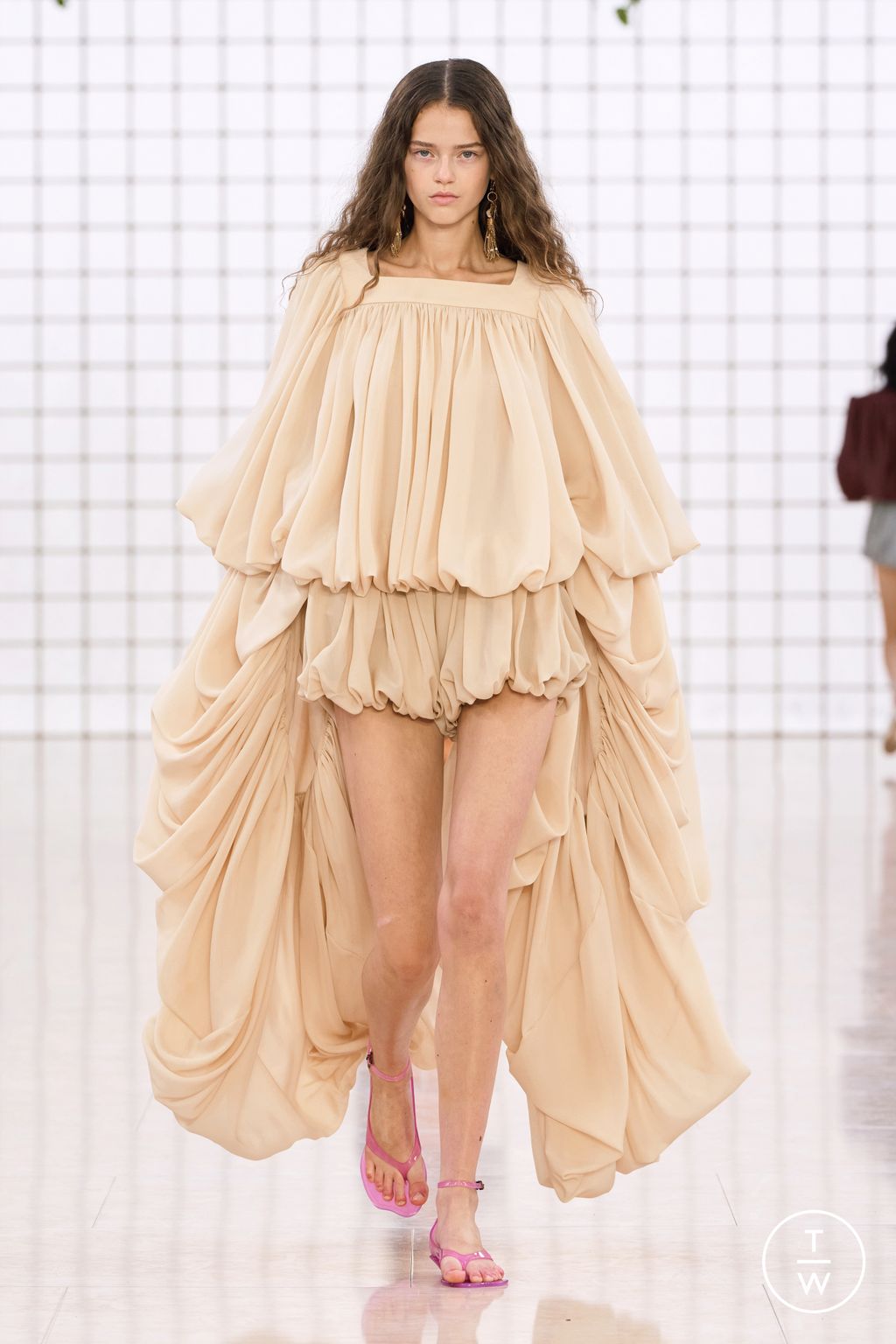 Fashion Week Paris Spring/Summer 2025 look 35 from the Chloé collection womenswear
