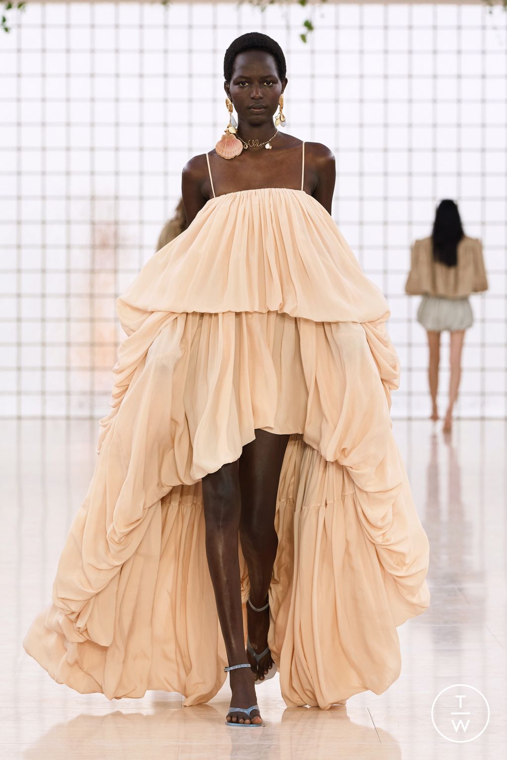 Fashion Week Paris Spring/Summer 2025 look 37 from the Chloé collection womenswear