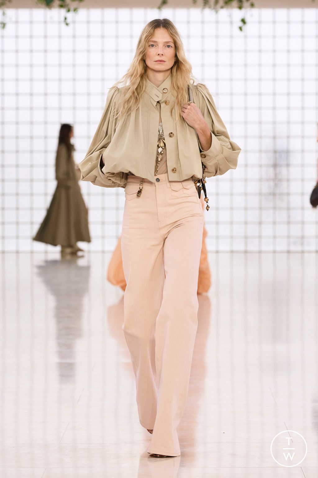 Fashion Week Paris Spring/Summer 2025 look 41 from the Chloé collection womenswear