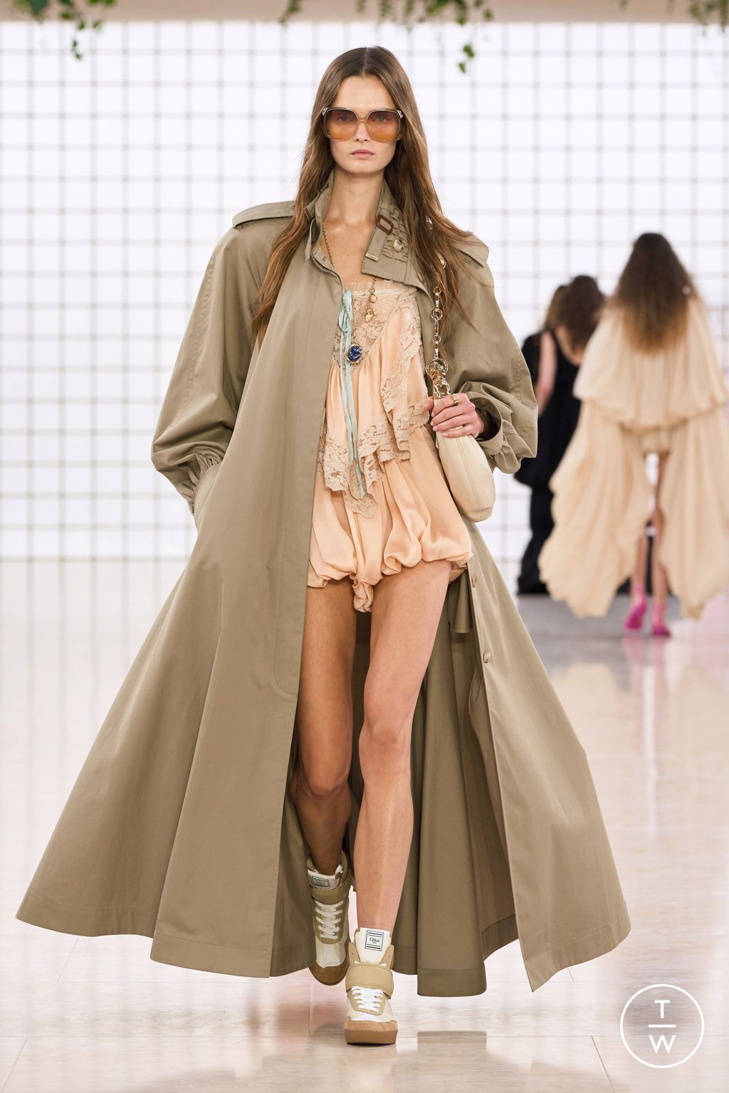 Fashion Week Paris Spring/Summer 2025 look 43 from the Chloé collection womenswear